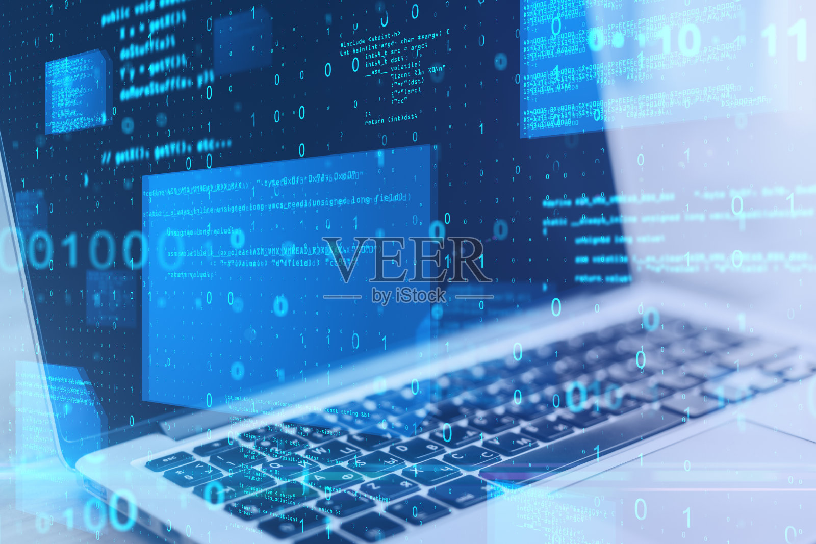 特写笔记本电脑在桌面与抽象发光蓝色编码背景。二进制代码,技术,数据和互联网概念。双重曝光。照片摄影图片