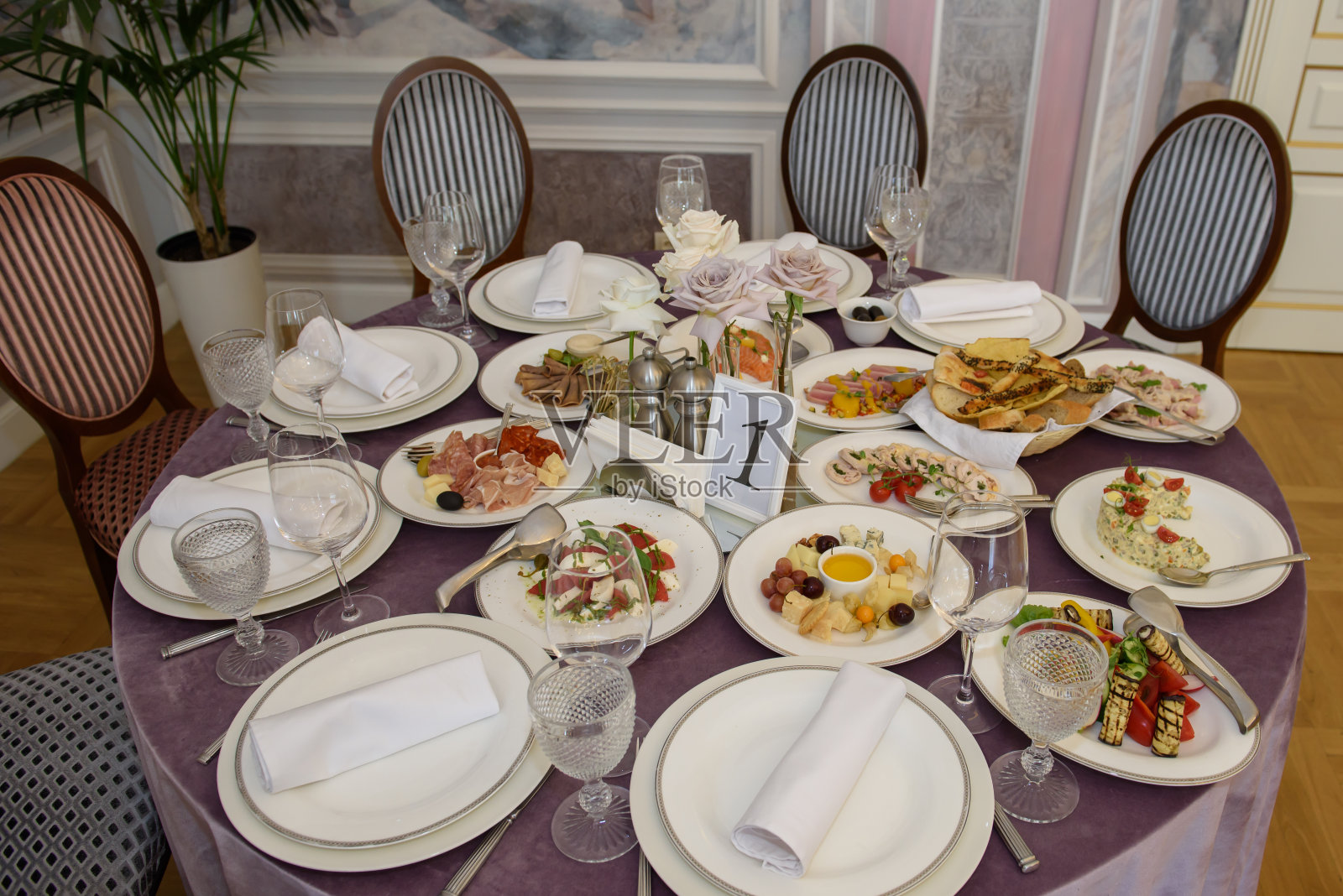 餐馆里摆着菜肴的桌子。照片摄影图片