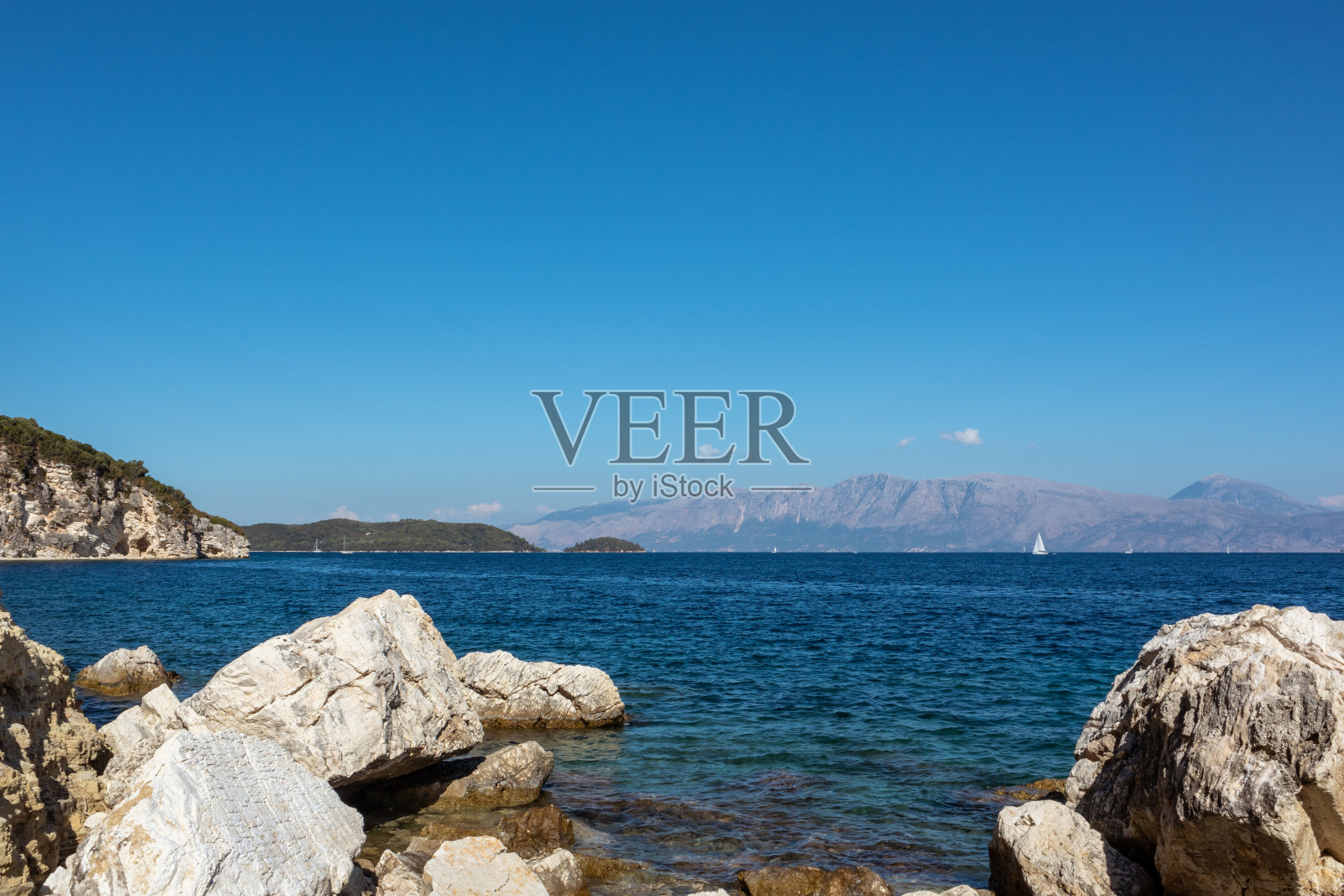 希腊Lefkada岛海滩上的大石头照片摄影图片