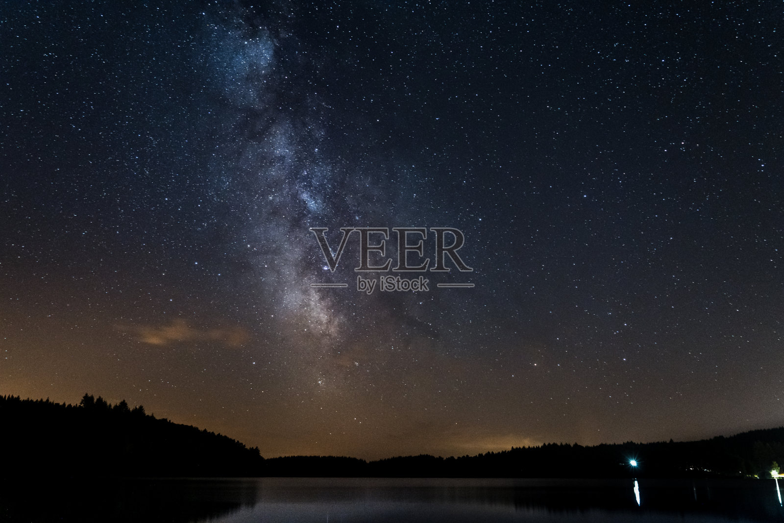 2021年夏天,法国,科雷兹,诺维克湖上空的银河照片摄影图片