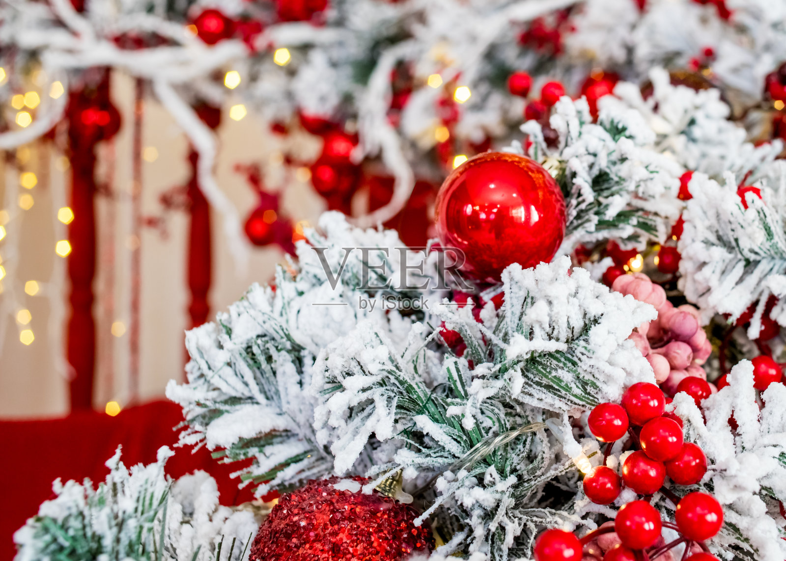 圣诞树上的圣诞玩具球被节日的彩灯包围着。照片摄影图片