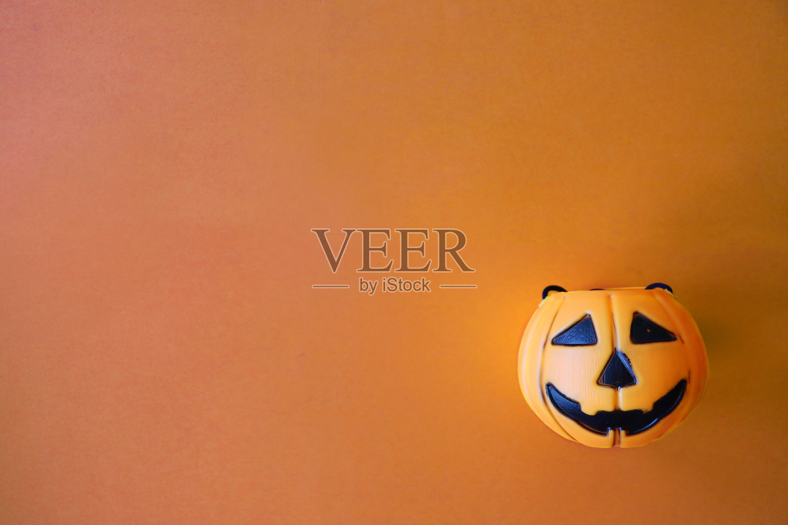 万圣节设计海报的形象,南瓜杰克灯在橙色背景,万圣节墙纸背景,复制空间照片摄影图片