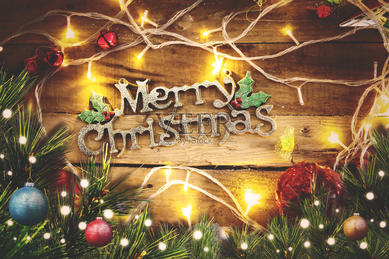 圣诞快乐的文字装饰在桌子上照片摄影图片