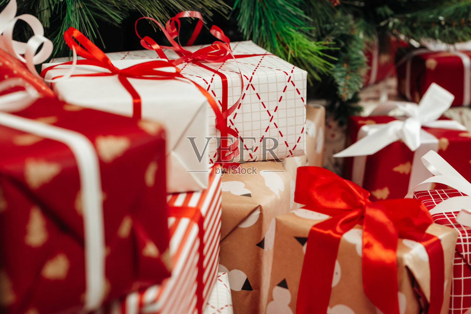 圣诞树下一堆包装好的礼物照片摄影图片