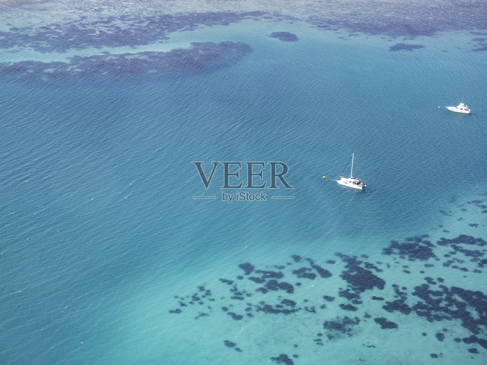 船停泊在暗礁上的鸟瞰图照片摄影图片