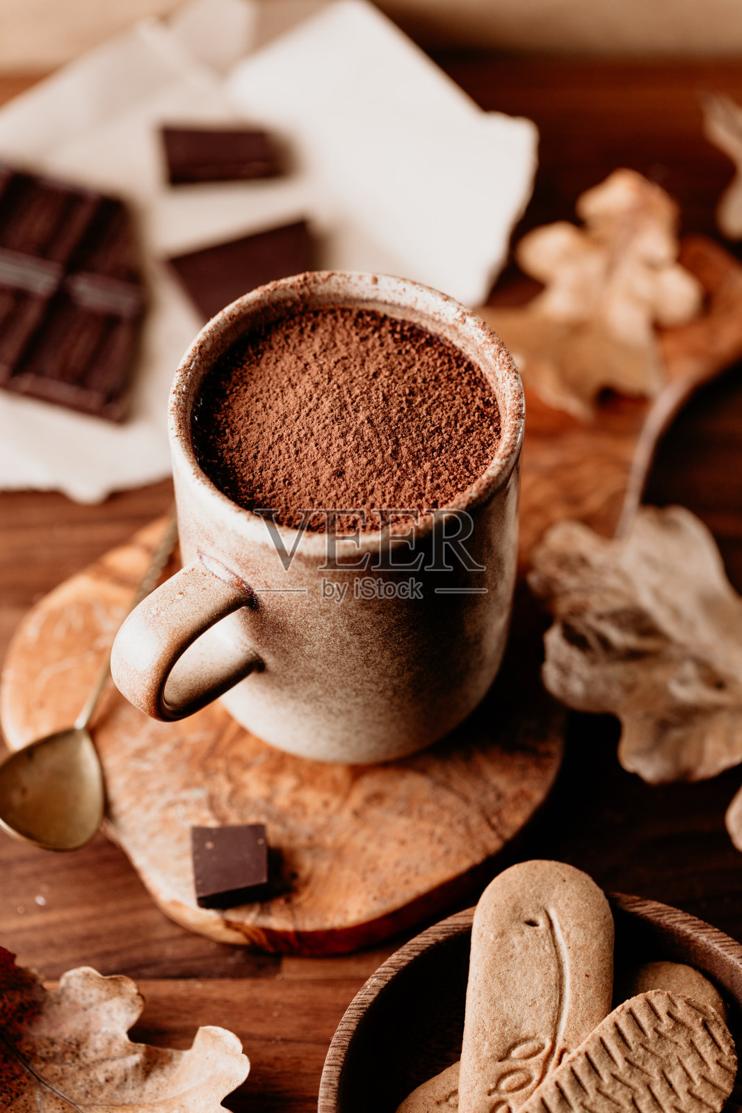 特写的热巧克力在一个陶瓷杯子在桌子上。秋天或冬天舒适的静物。照片摄影图片