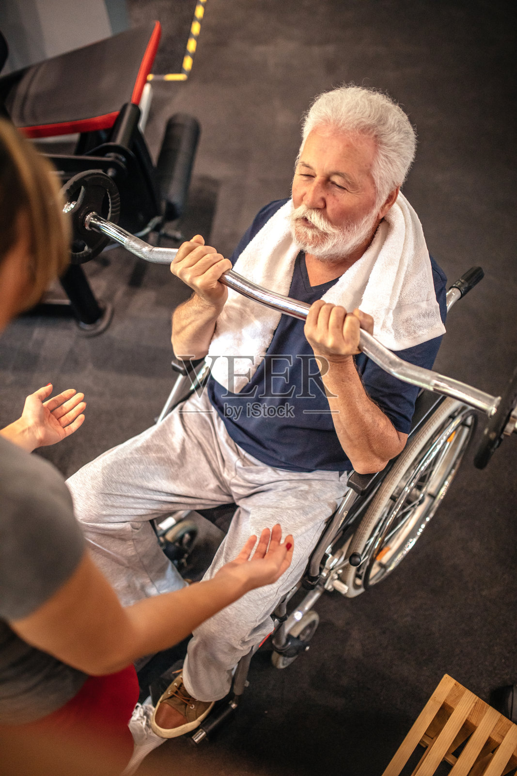 残疾老人坐在轮椅上做运动照片摄影图片