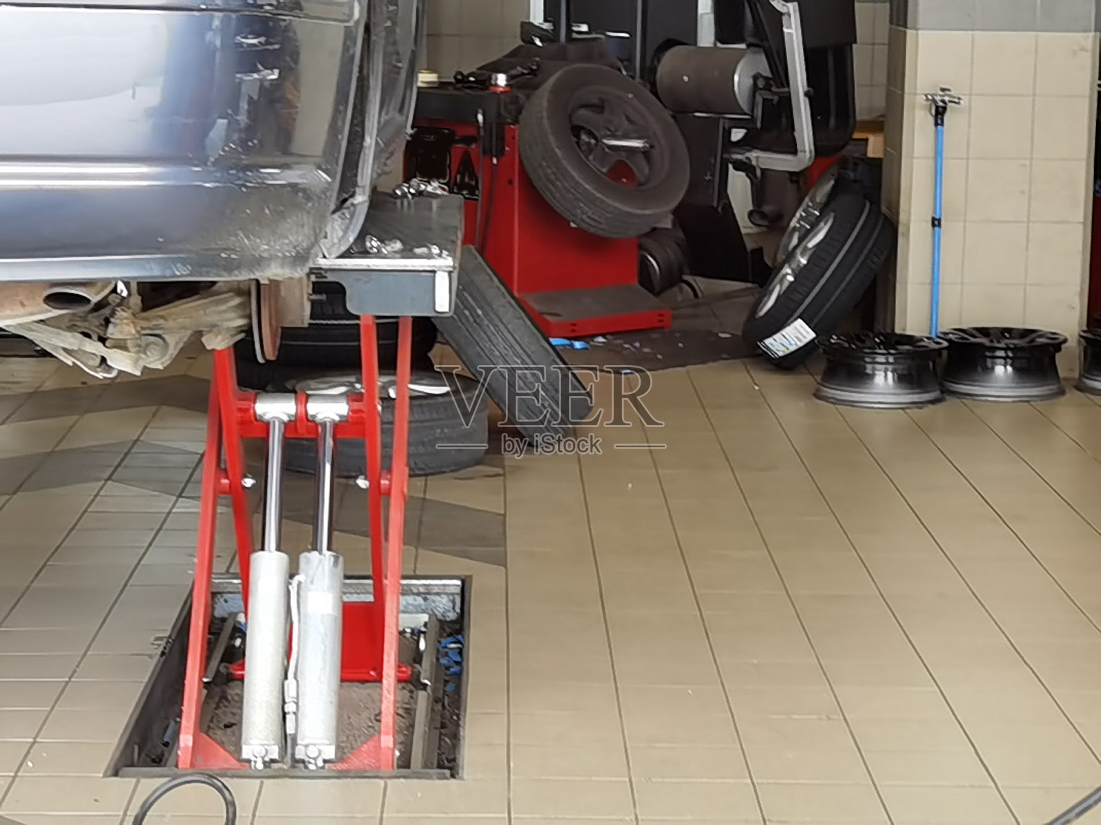 汽车修理店换轮胎照片摄影图片