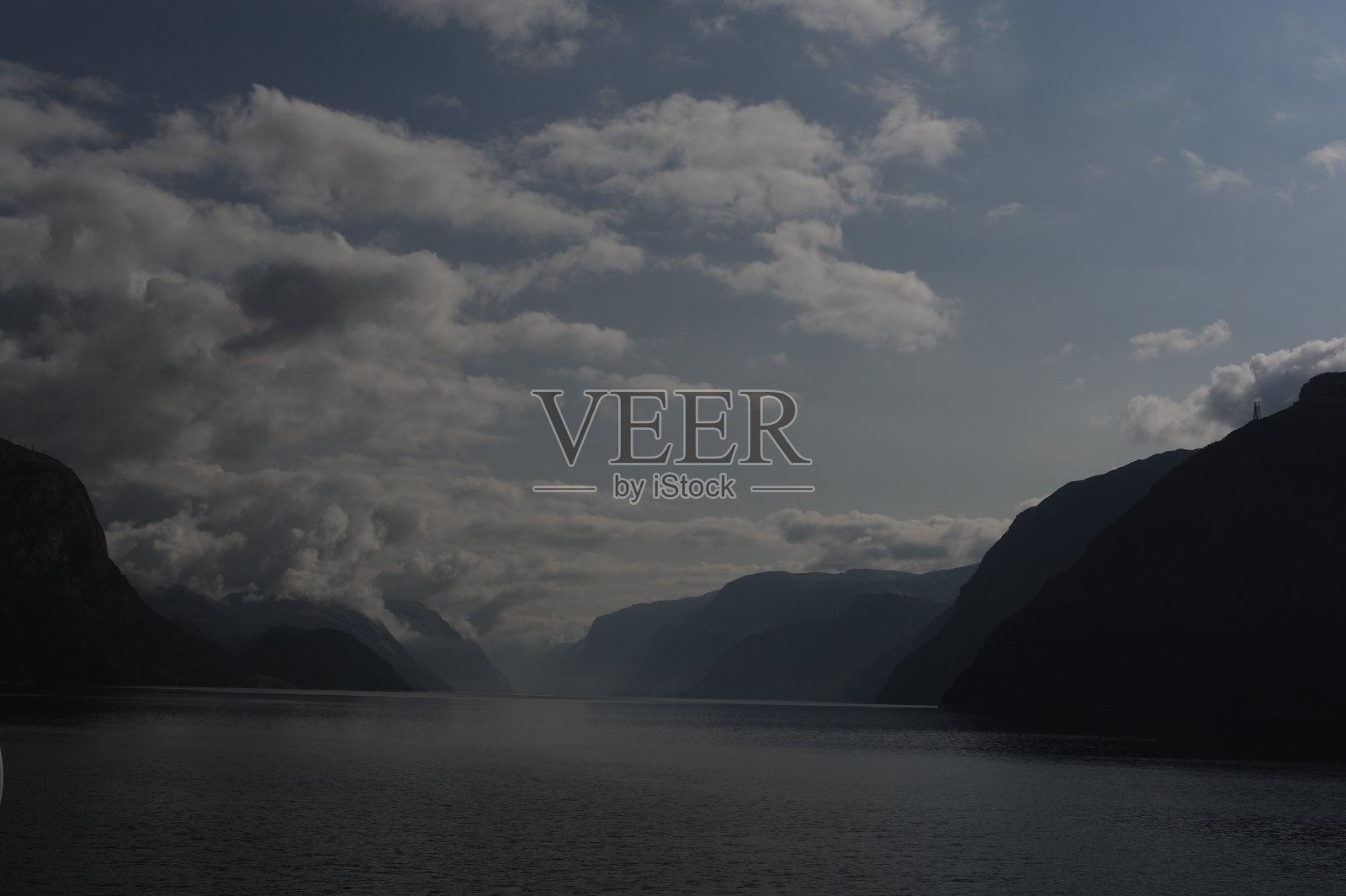 夏季挪威吕瑟峡湾(吕瑟峡湾)峡谷景观全景照片摄影图片