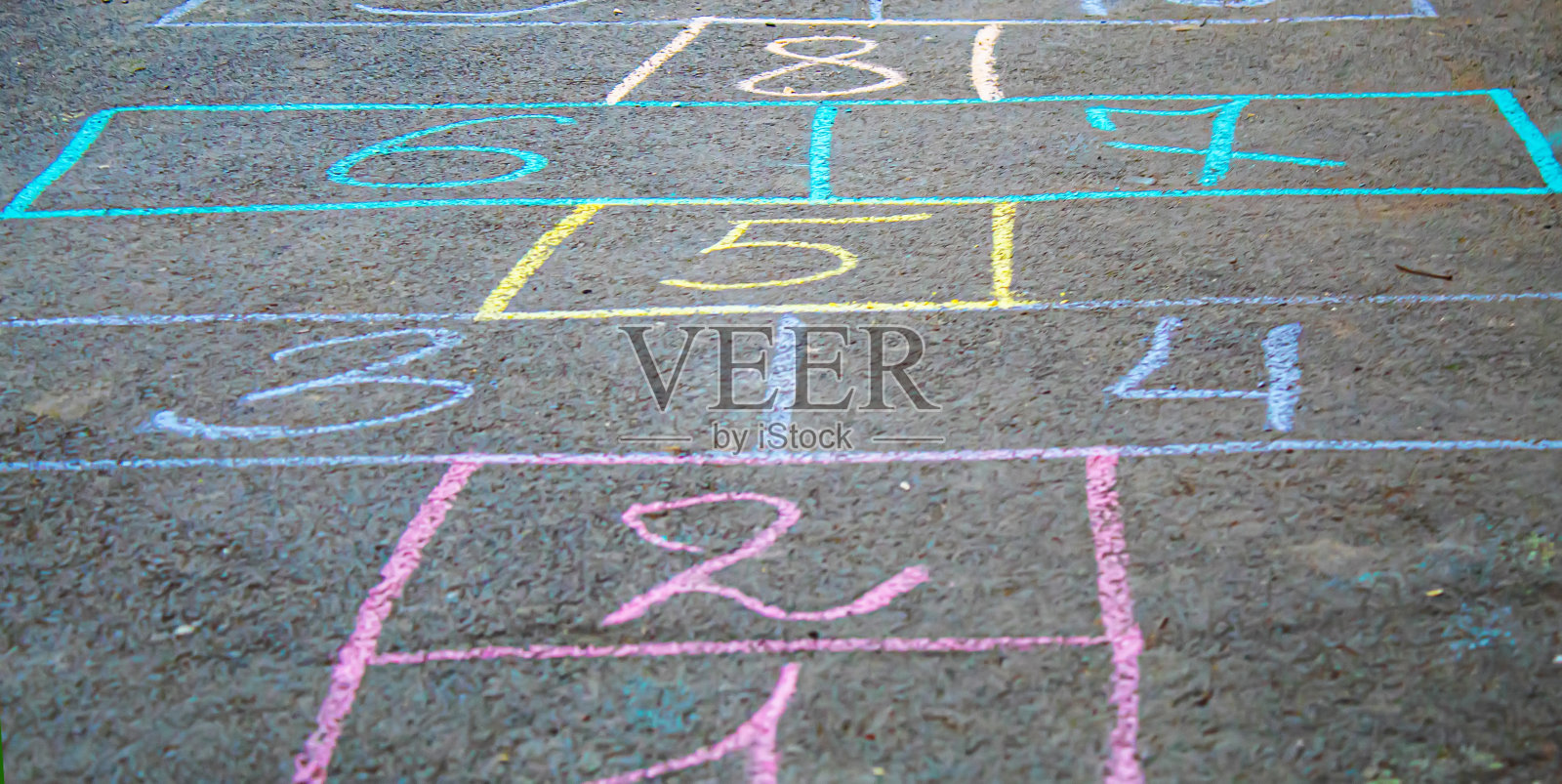 孩子们在人行道上跳经典。有选择性的重点。照片摄影图片