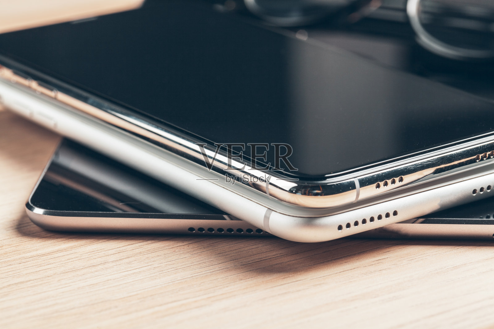 数码平板电脑和手机。木桌上的电子设备,近距离观看。照片摄影图片