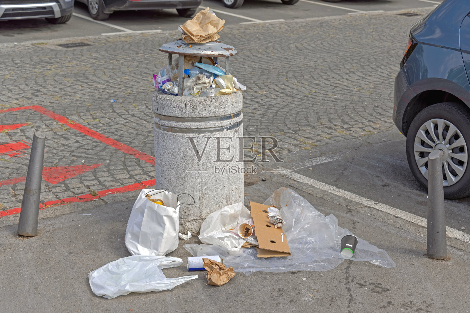 重载的垃圾箱照片摄影图片