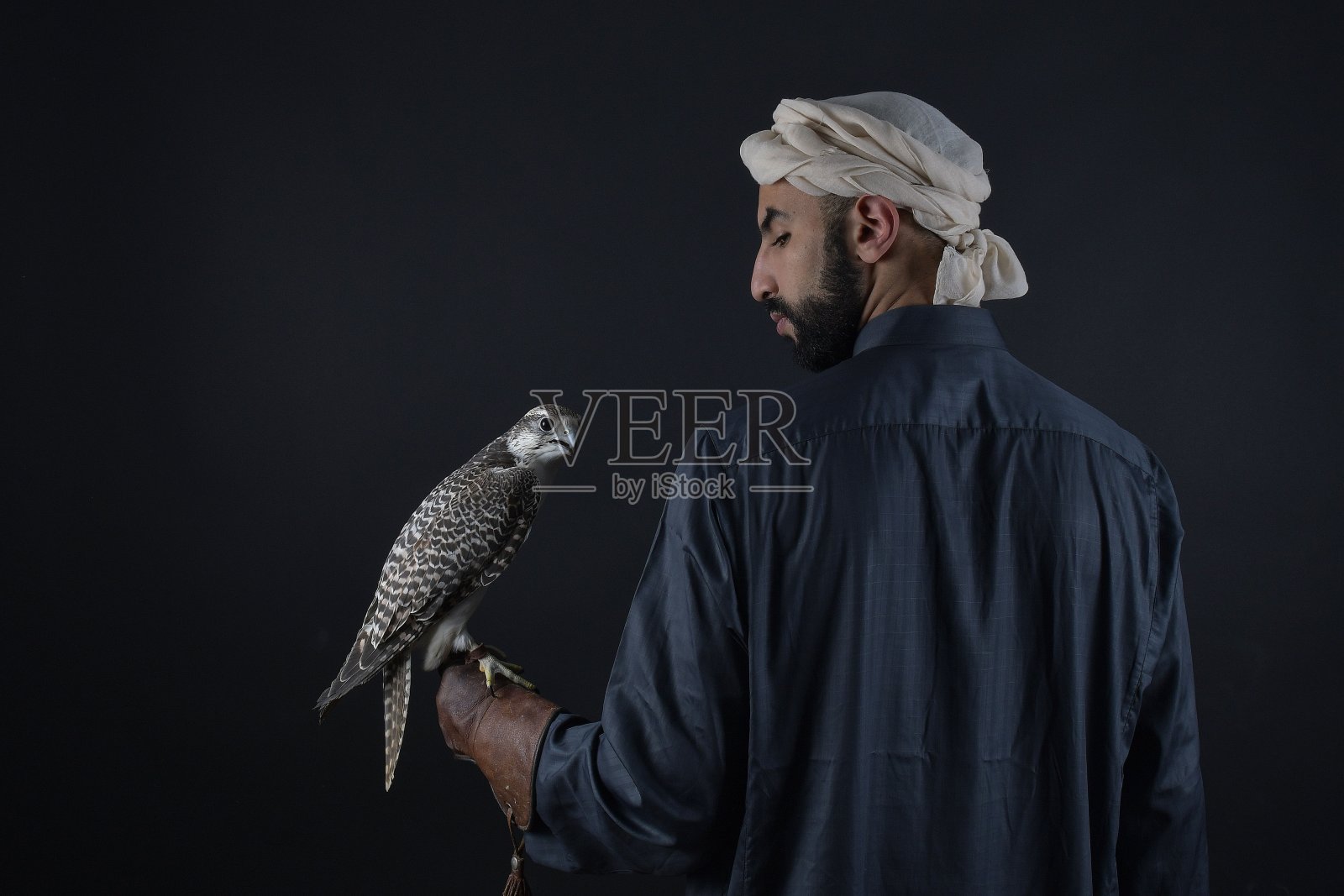 阿拉伯青年模型。照片摄影图片