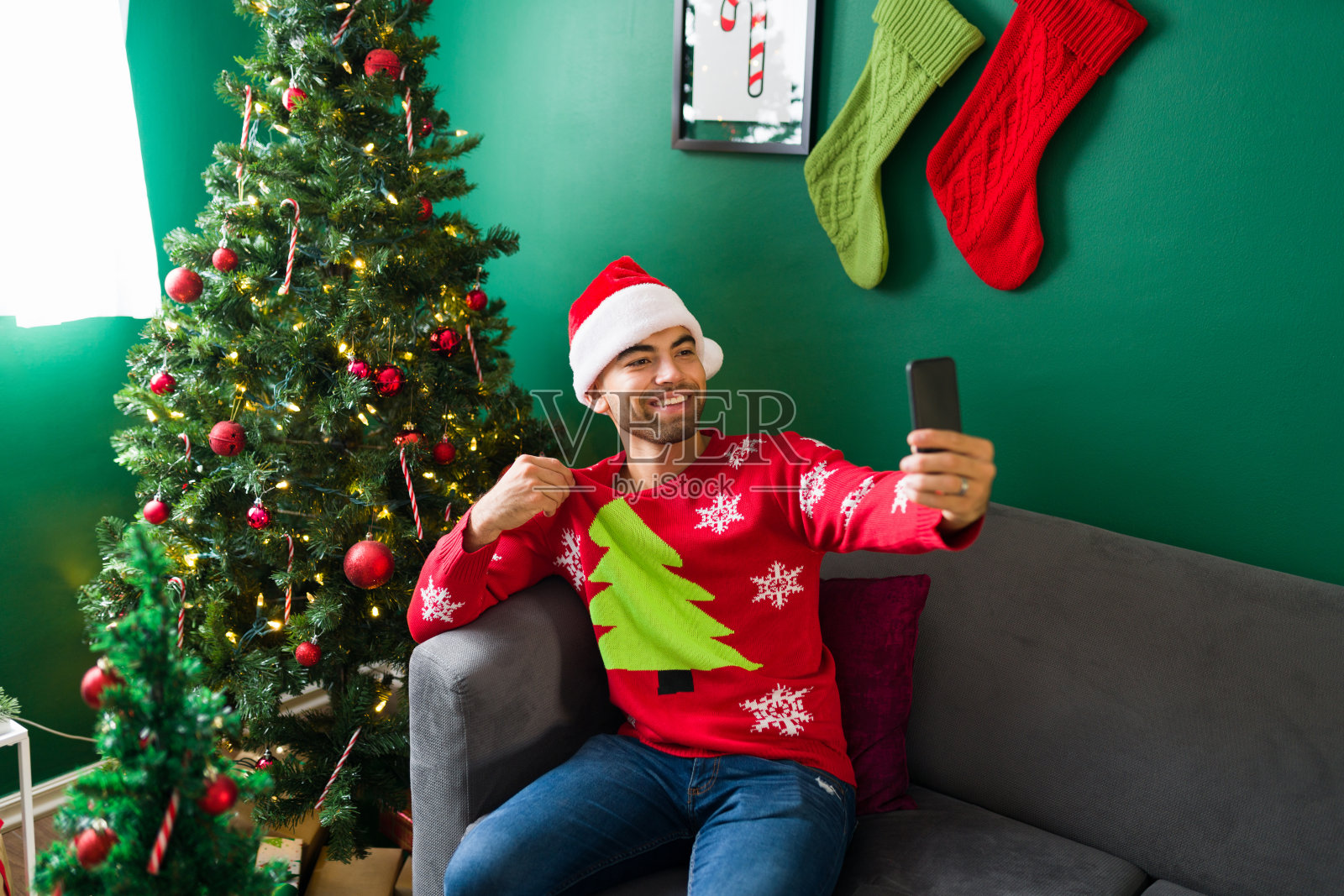 一个年轻人在社交媒体上发帖照片摄影图片