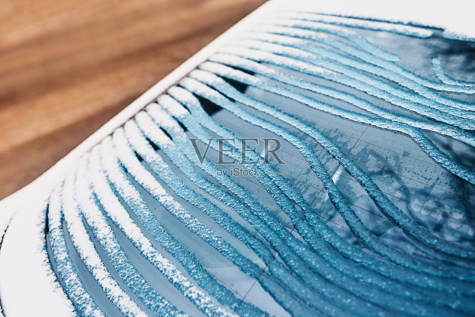 冬天清洗汽车玻璃上的冰照片摄影图片