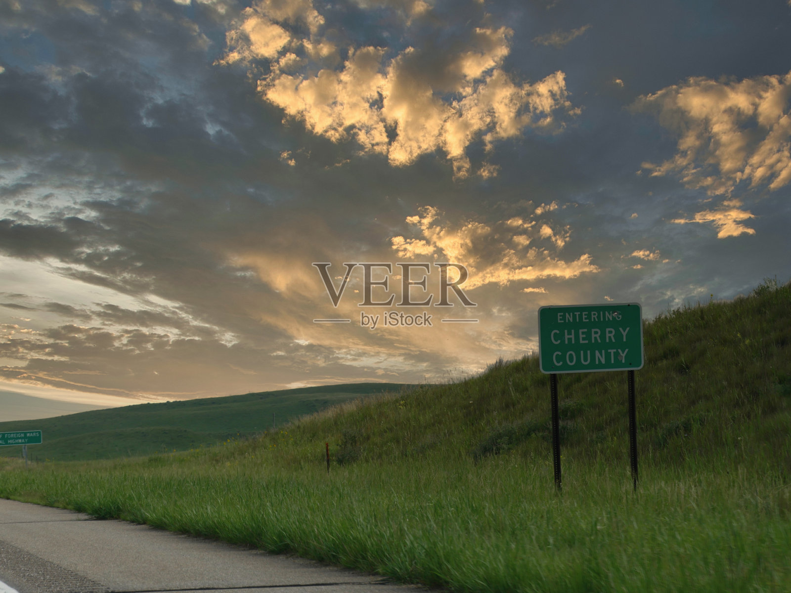 美国内布拉斯加州沿183高速公路进入樱桃县的路边标志。照片摄影图片