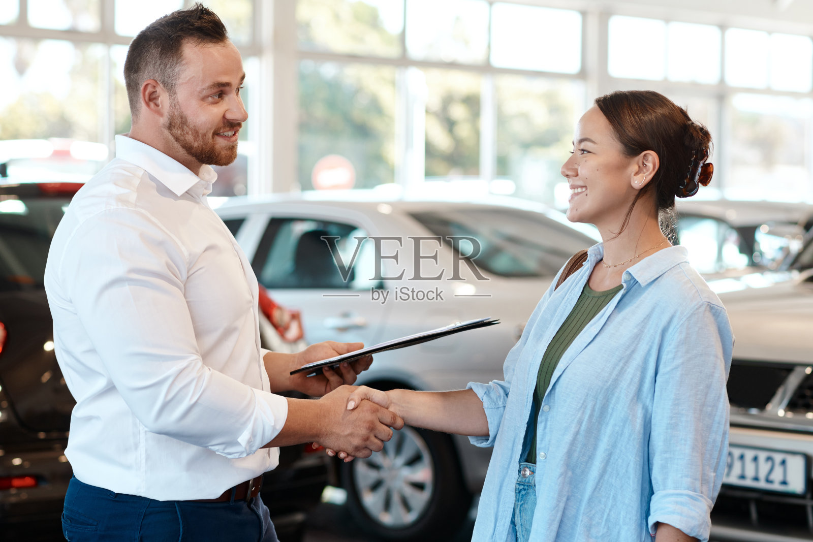 一个商人和他的顾客握手照片摄影图片