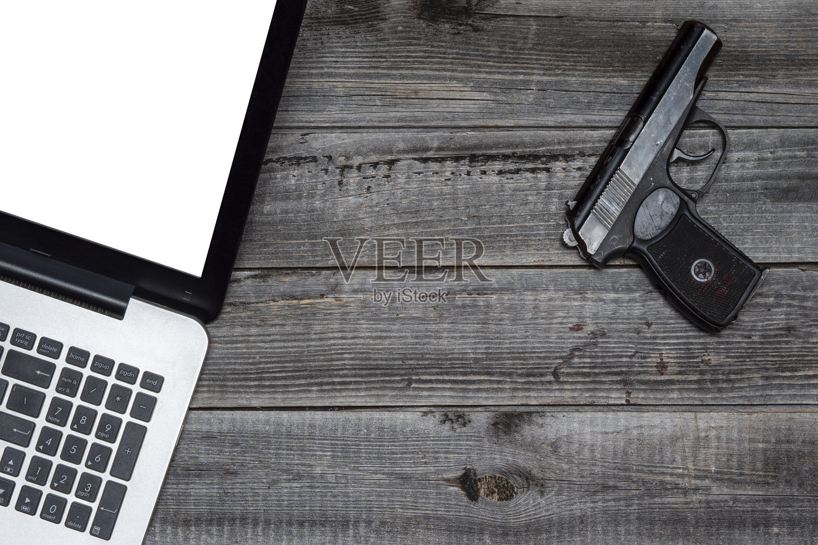 笔记本电脑和枪。照片摄影图片