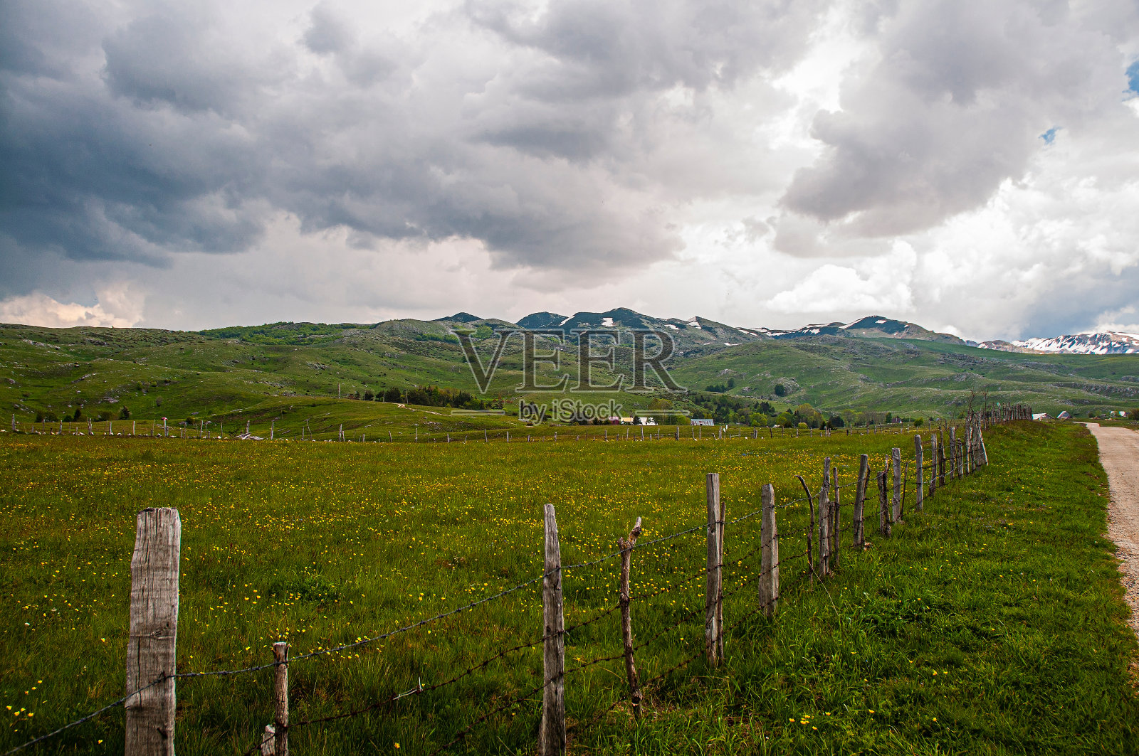 乡间小路穿过美丽的杜米托山照片摄影图片