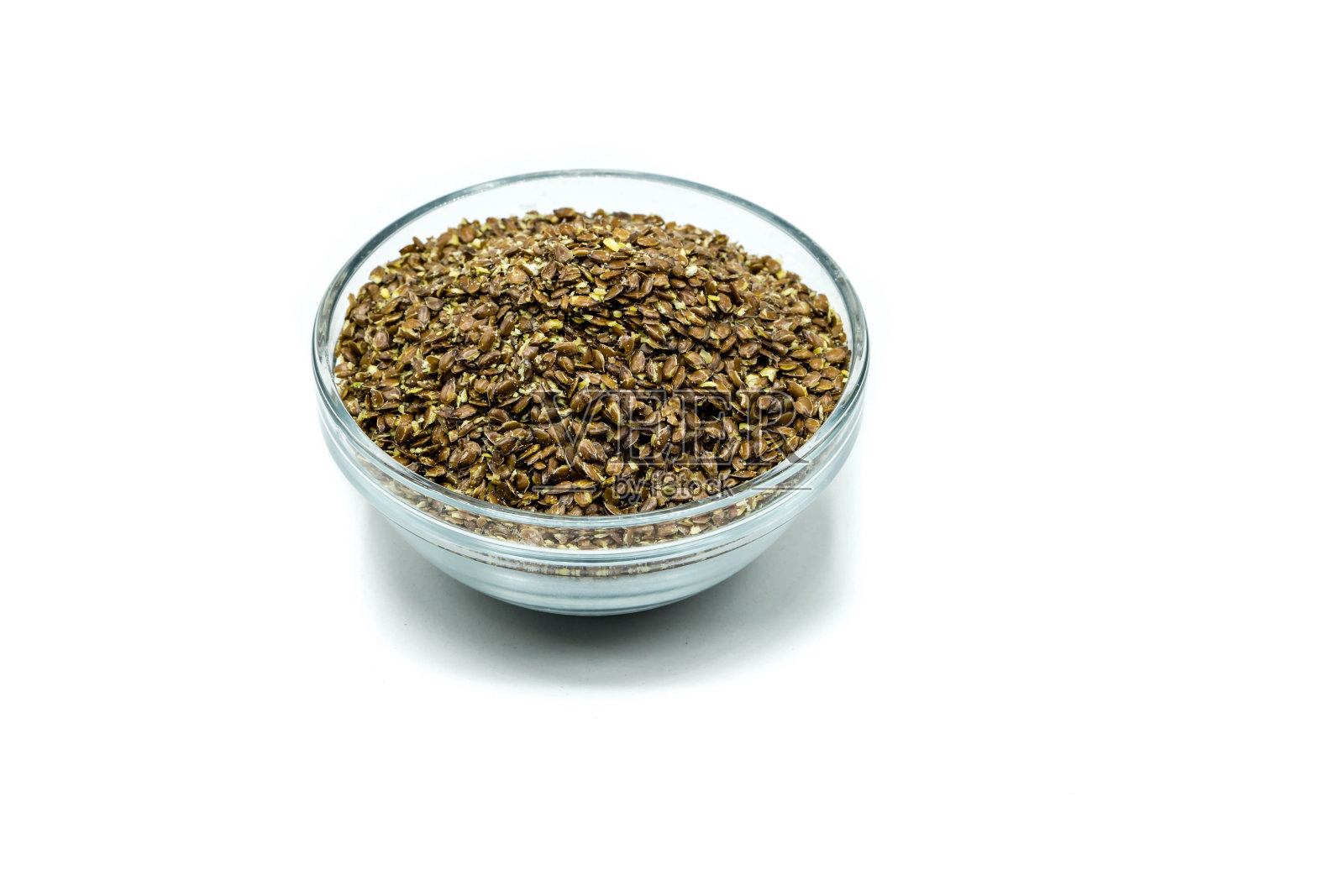 亚麻种子在玻璃碗隔离在白色背景照片摄影图片