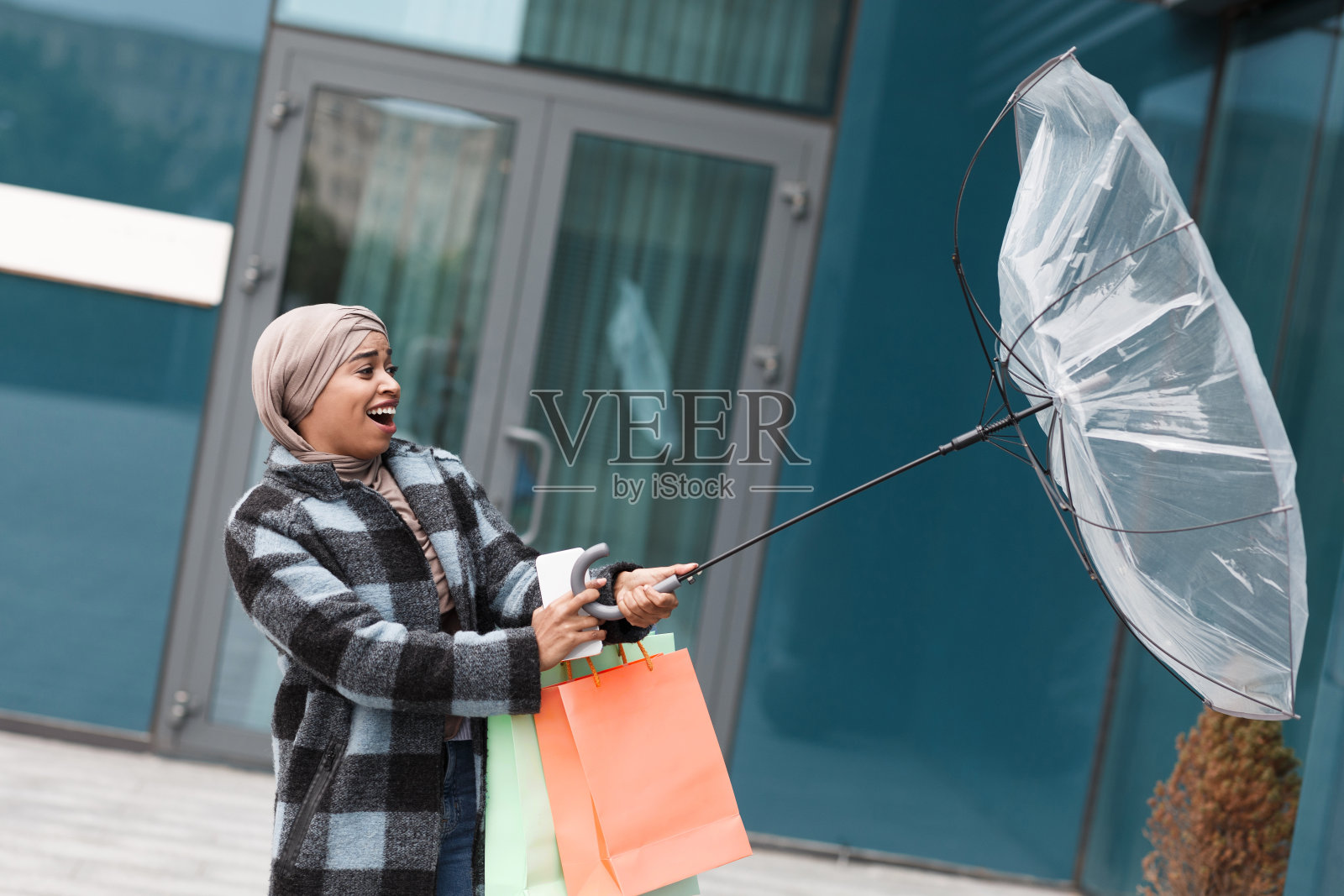 秋季在恶劣天气中购物和散步的乐趣照片摄影图片