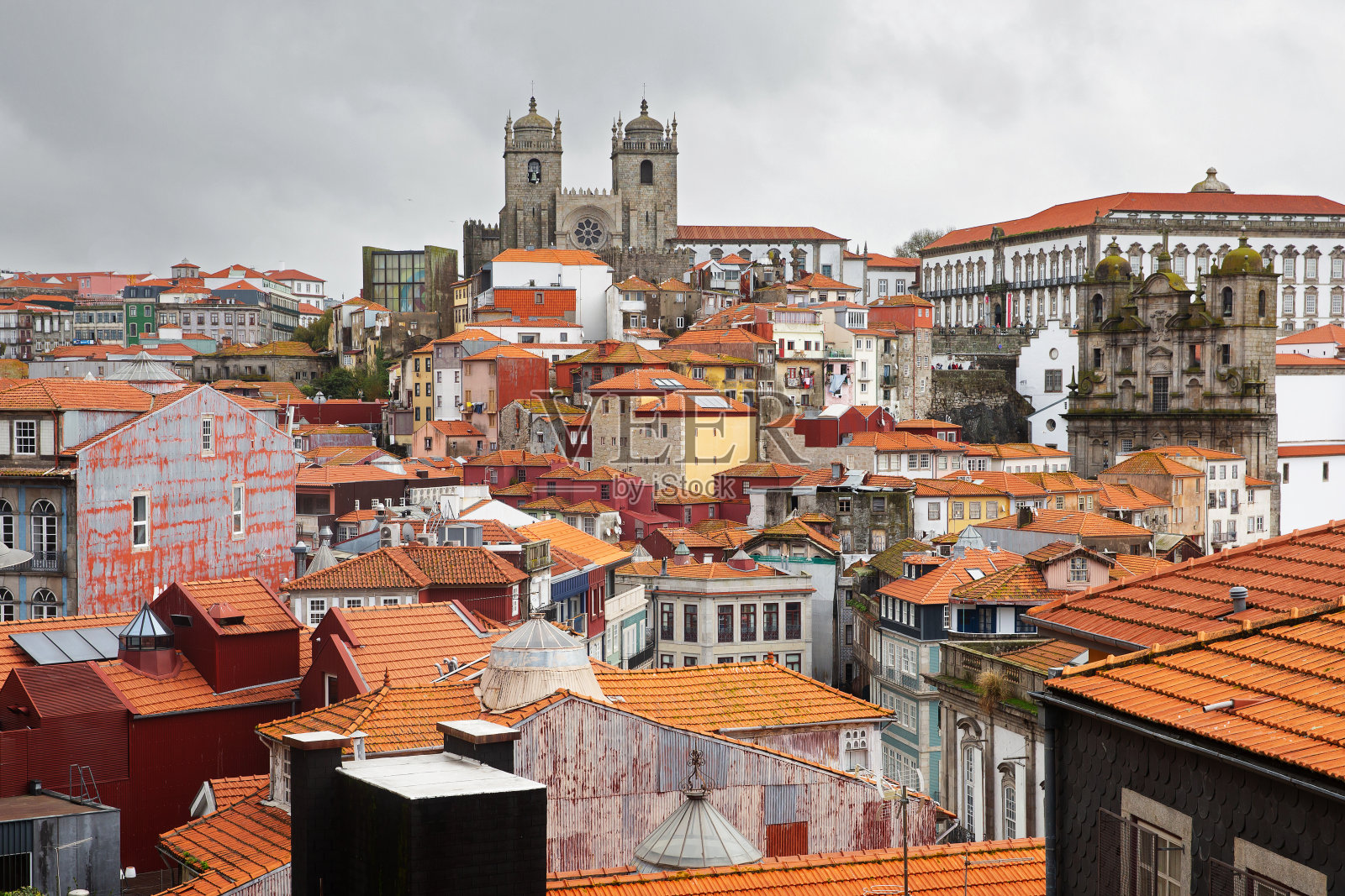 城市景观与许多瓦屋顶的房子照片摄影图片