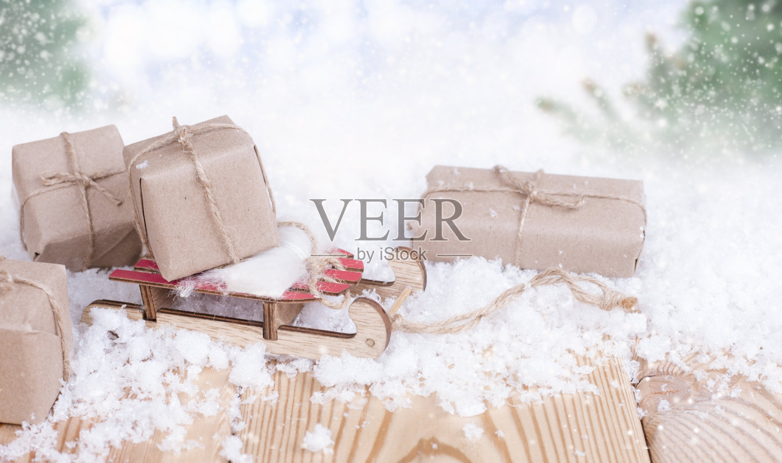 圣诞节背景与礼物和雪橇在森林照片摄影图片