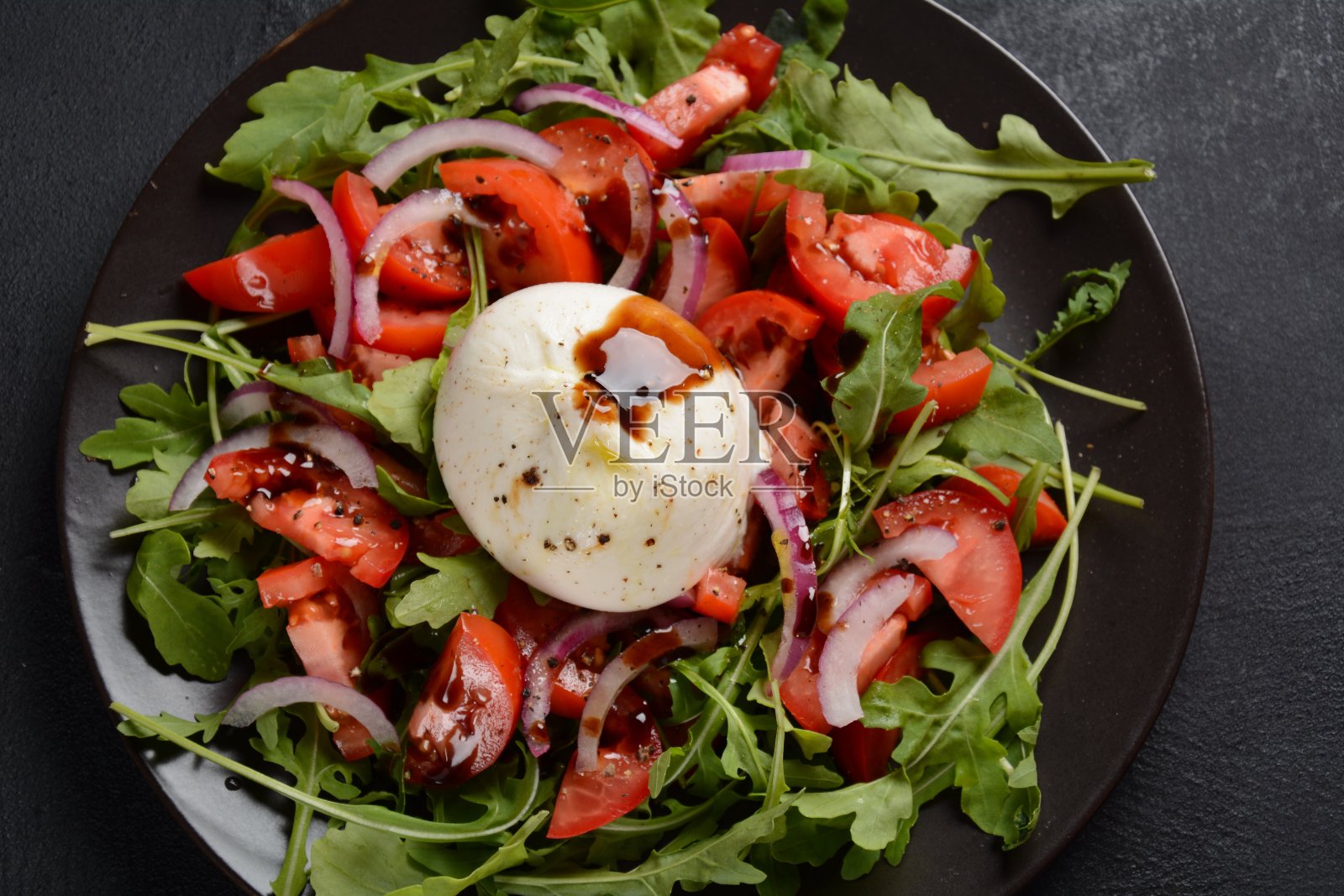 暗色背景番茄布拉塔芝士沙拉照片摄影图片