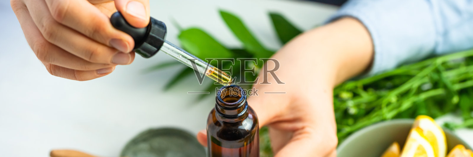 女孩在制作自制清爽黄瓜面膜的过程中。自我护理,居家面部护理和身体护理化妆品中天然有机成分和精油的概念照片摄影图片