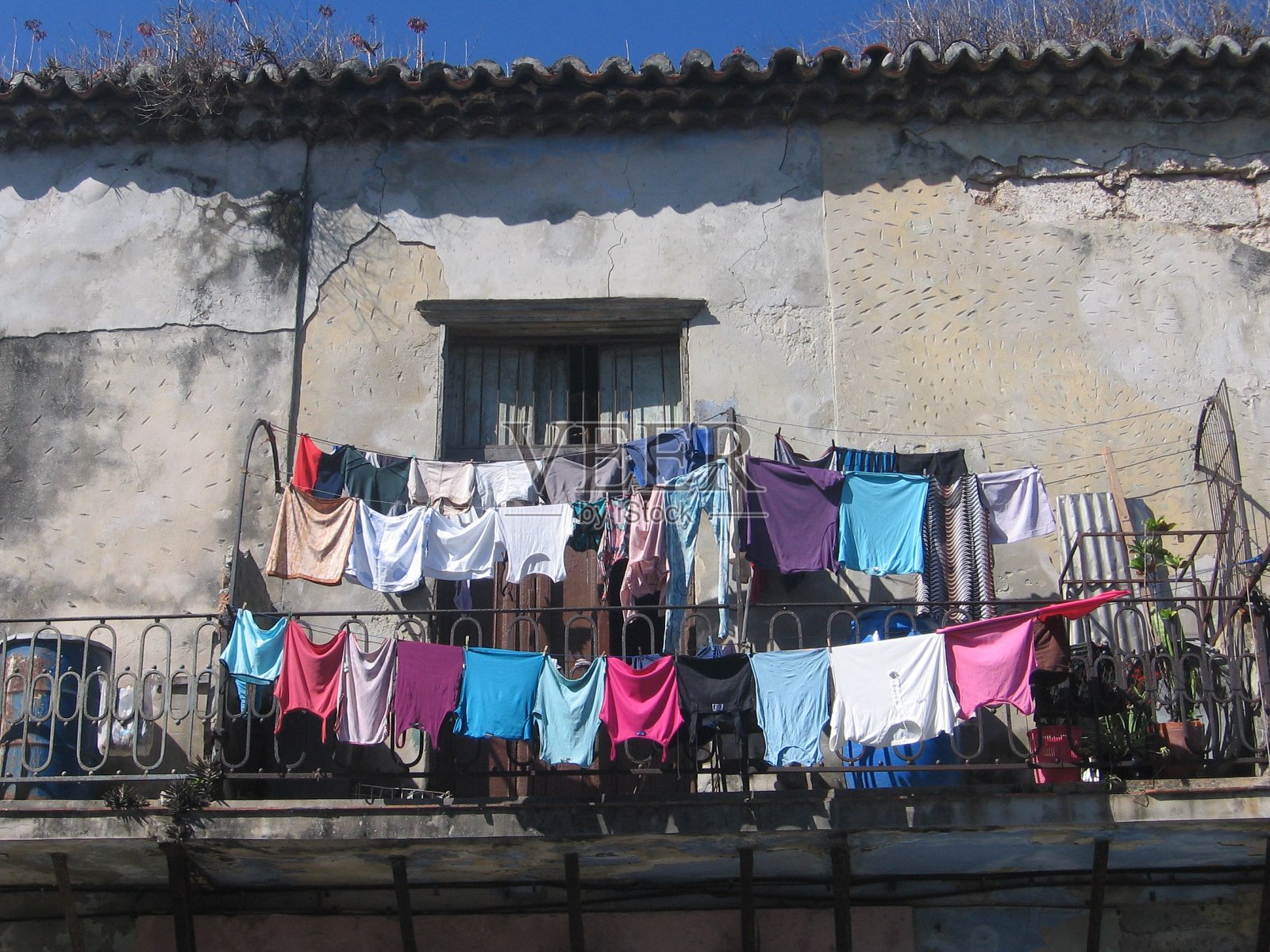 衣服挂在阳台上照片摄影图片