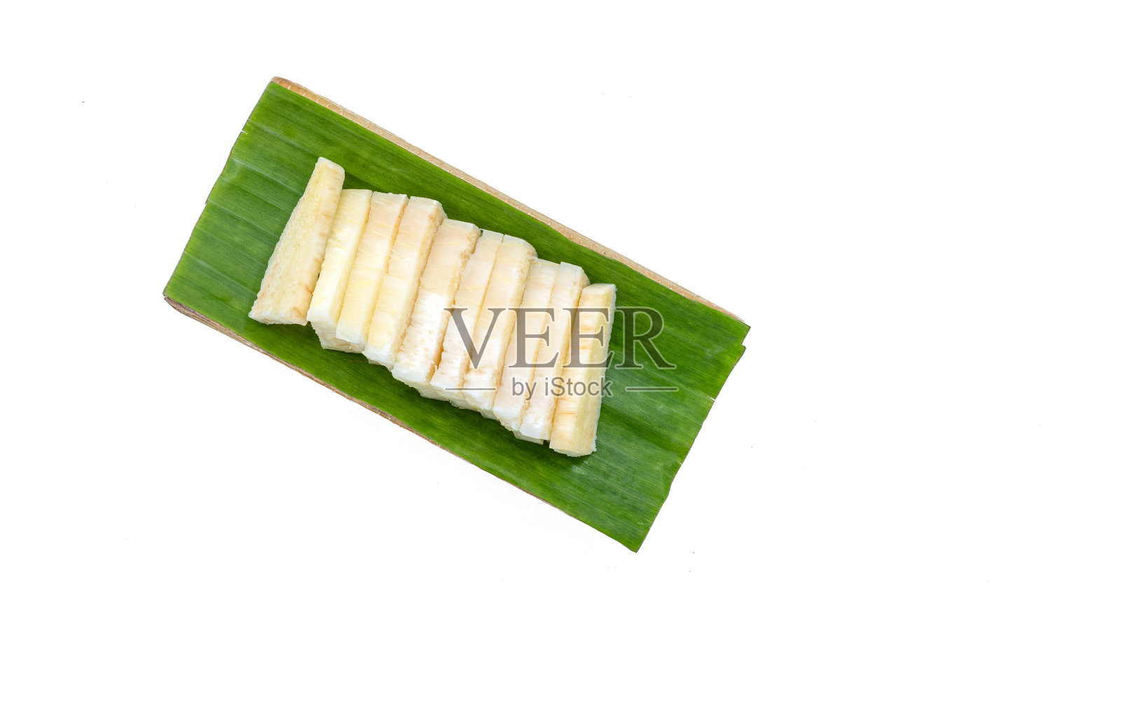 在香蕉叶托盘上孤立的切成片的小椰苗照片摄影图片