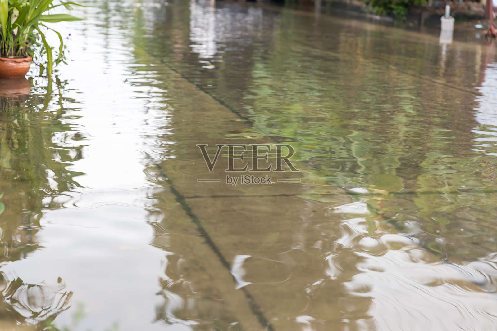 路上洪水泛滥。高水位街道水浸。水下的道路。照片摄影图片