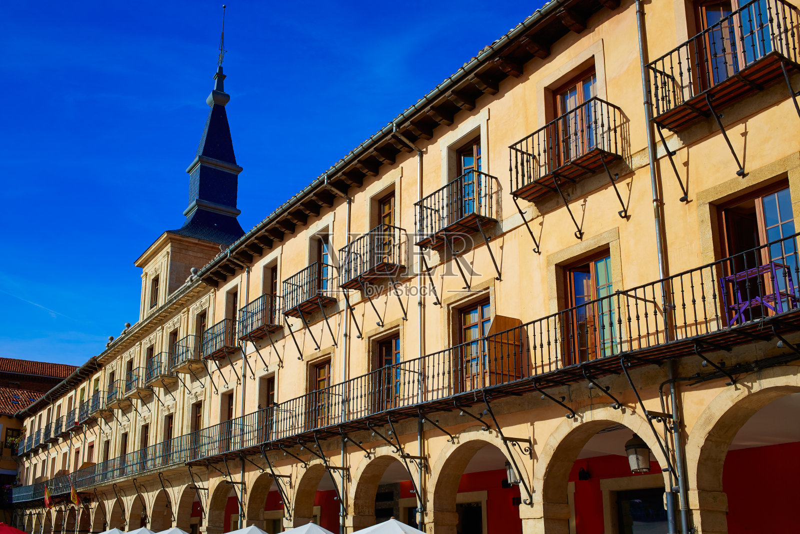 圣詹姆斯·卡斯蒂利亚路上的里昂市长广场。圣地亚哥之路照片摄影图片