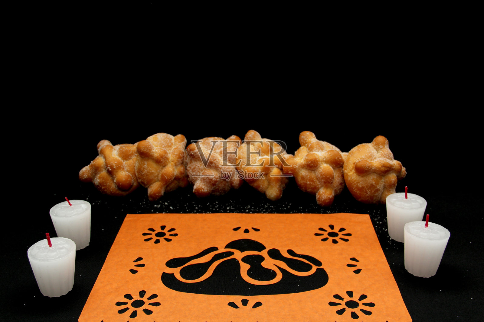 美味新鲜面包,亡灵节祭坛装饰照片摄影图片