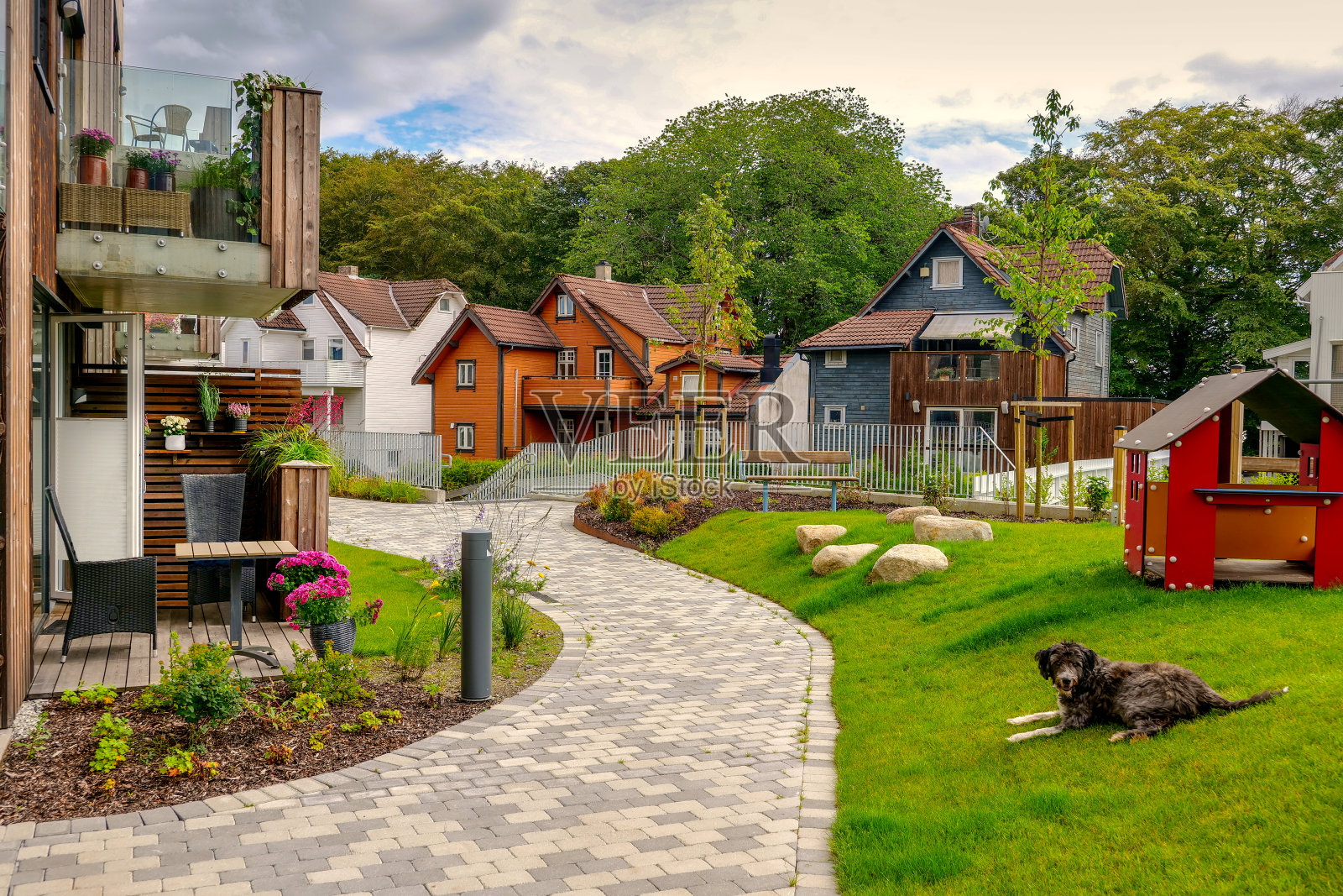 位于挪威的一个现代化和可持续的居住区,周围是大片的绿色和树林照片摄影图片