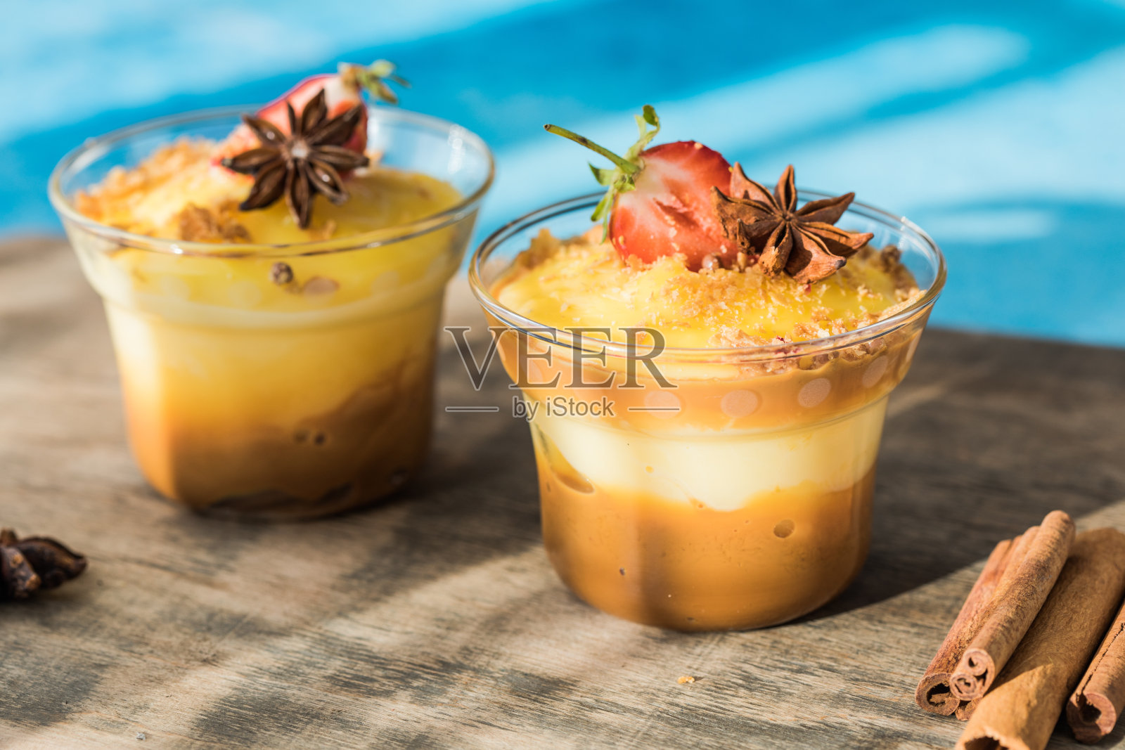 牛奶布丁。natilas是典型的圣诞甜点,由牛奶、鸡蛋和糖制成。西班牙照片摄影图片