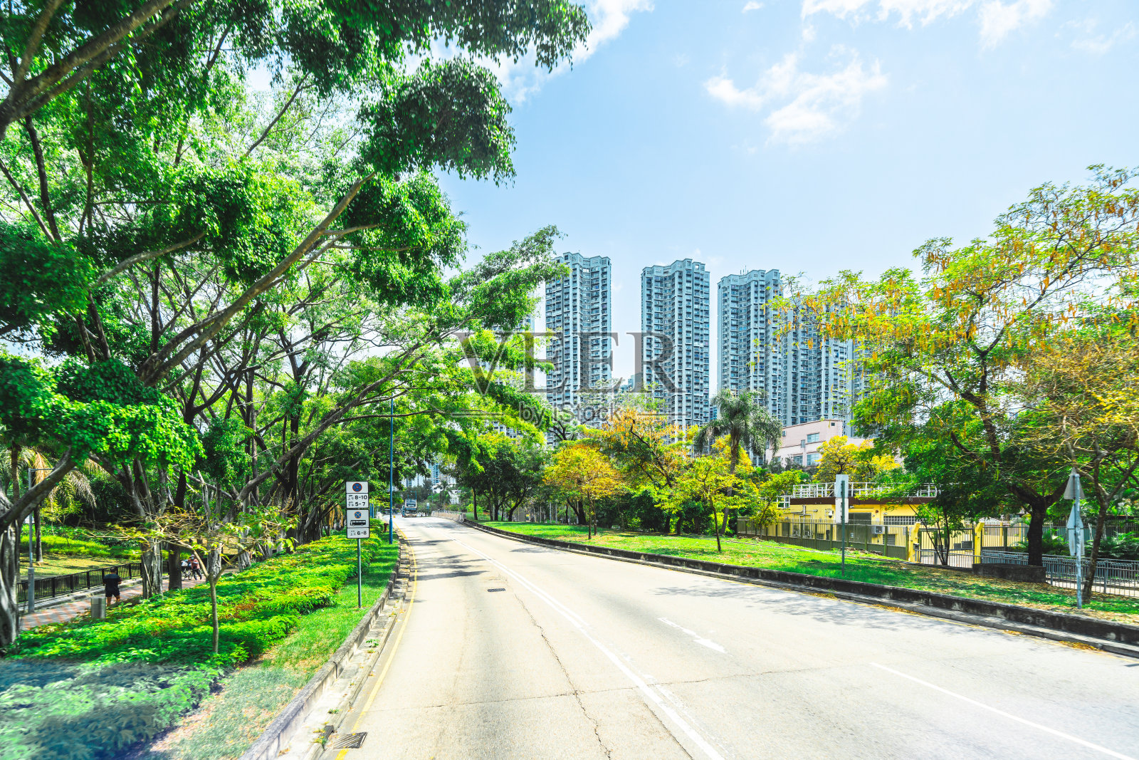 香港城市前的柏油路照片摄影图片