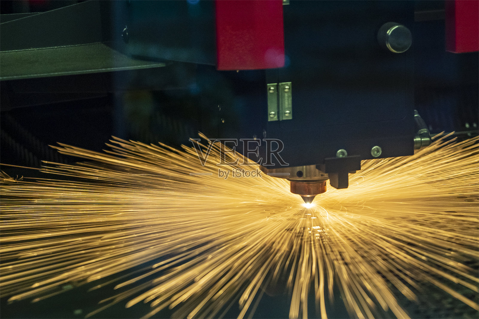 光纤激光切割机切割金属板。T照片摄影图片