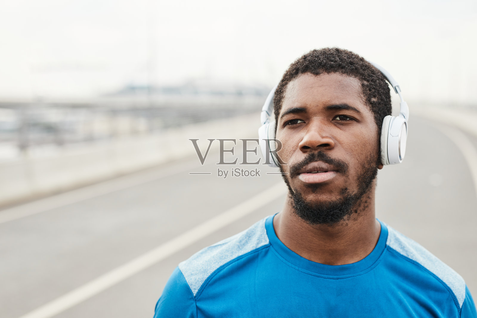 男人在跑步时听音乐照片摄影图片