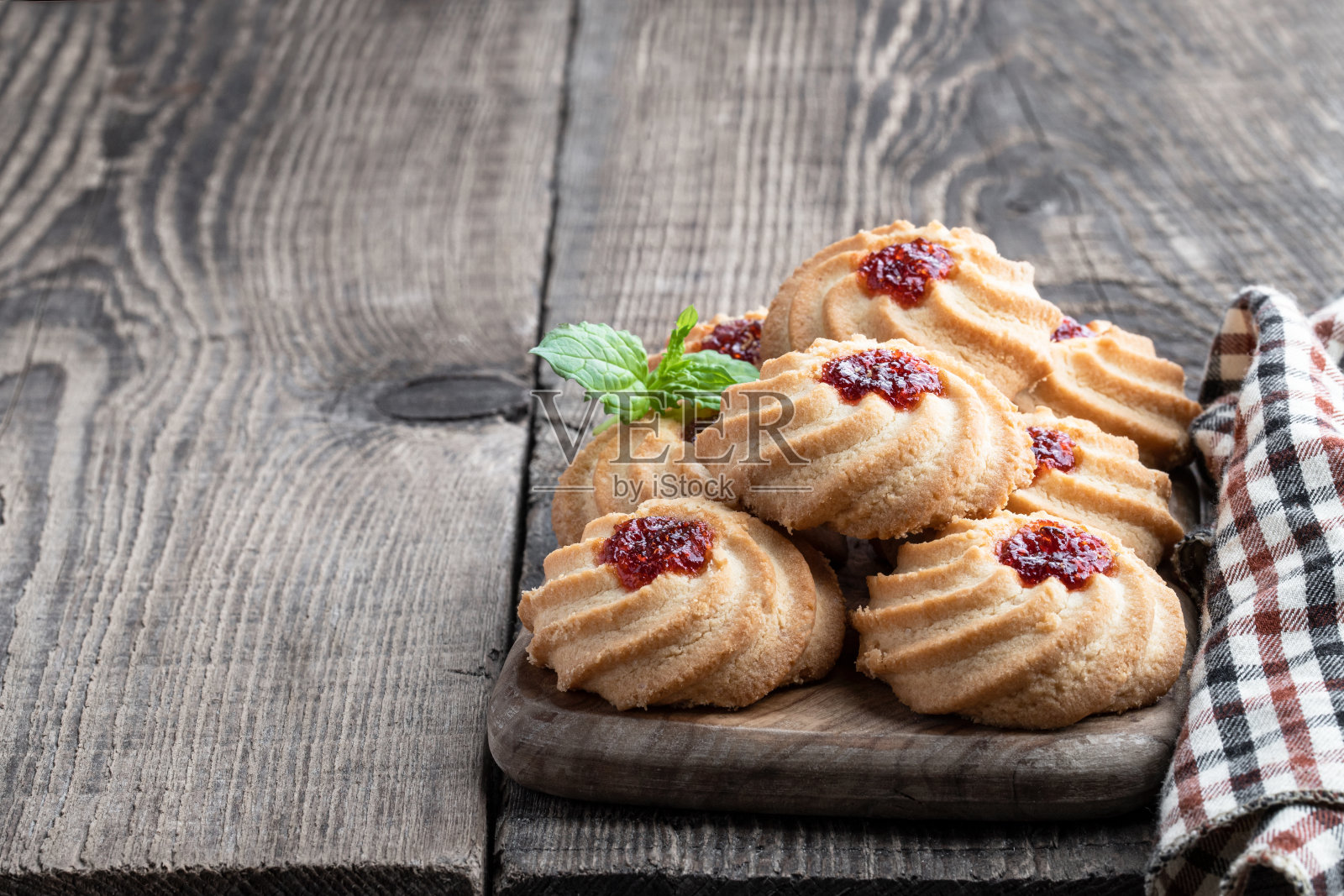 在质朴的木桌上放有果酱的库拉比亚酥饼照片摄影图片