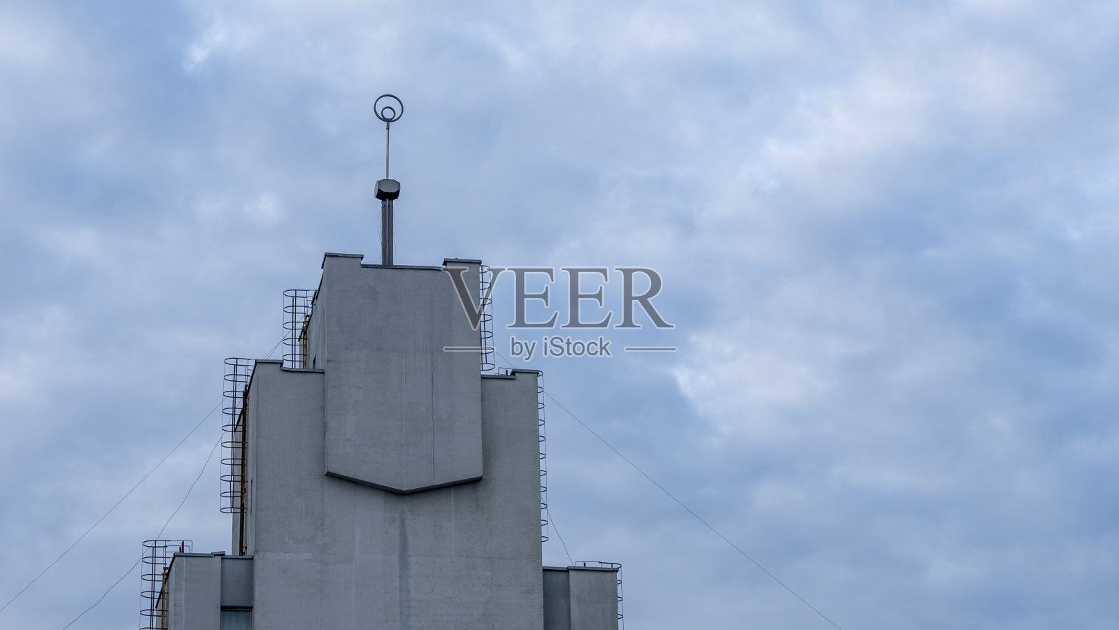 办公楼的尖顶映衬着引人注目的天空。从上面的城市。城市生活的观点。照片摄影图片