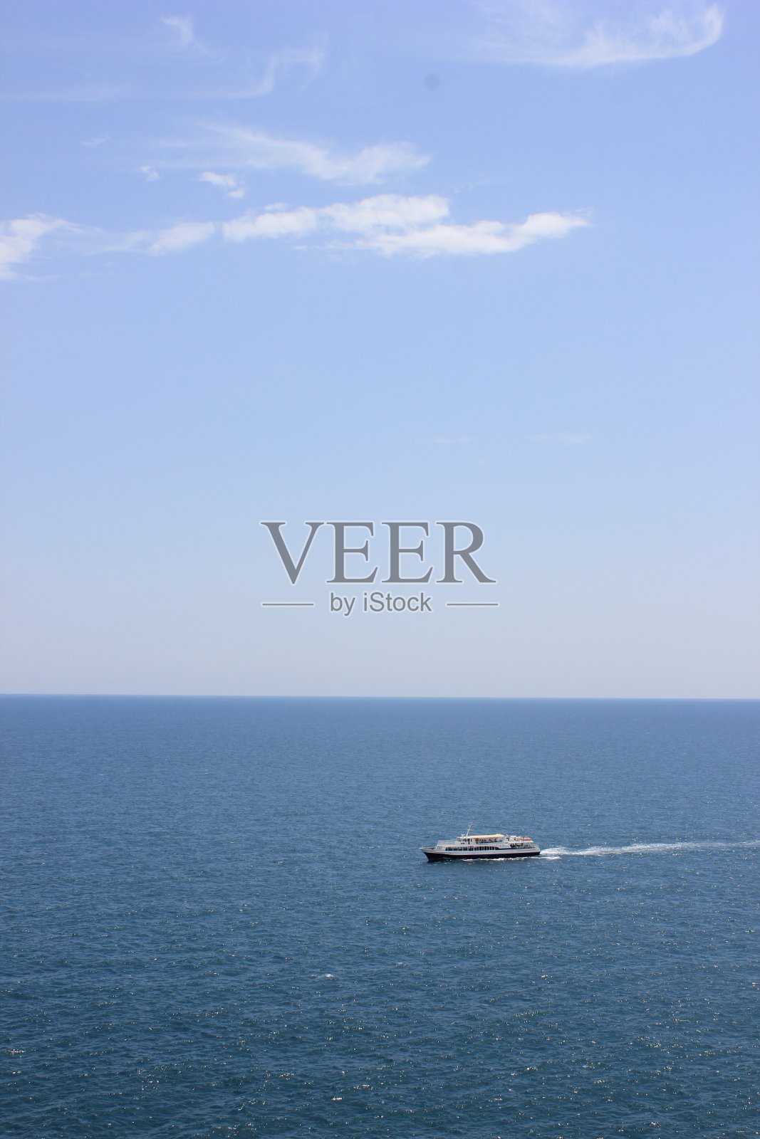 在海上航行的船照片摄影图片