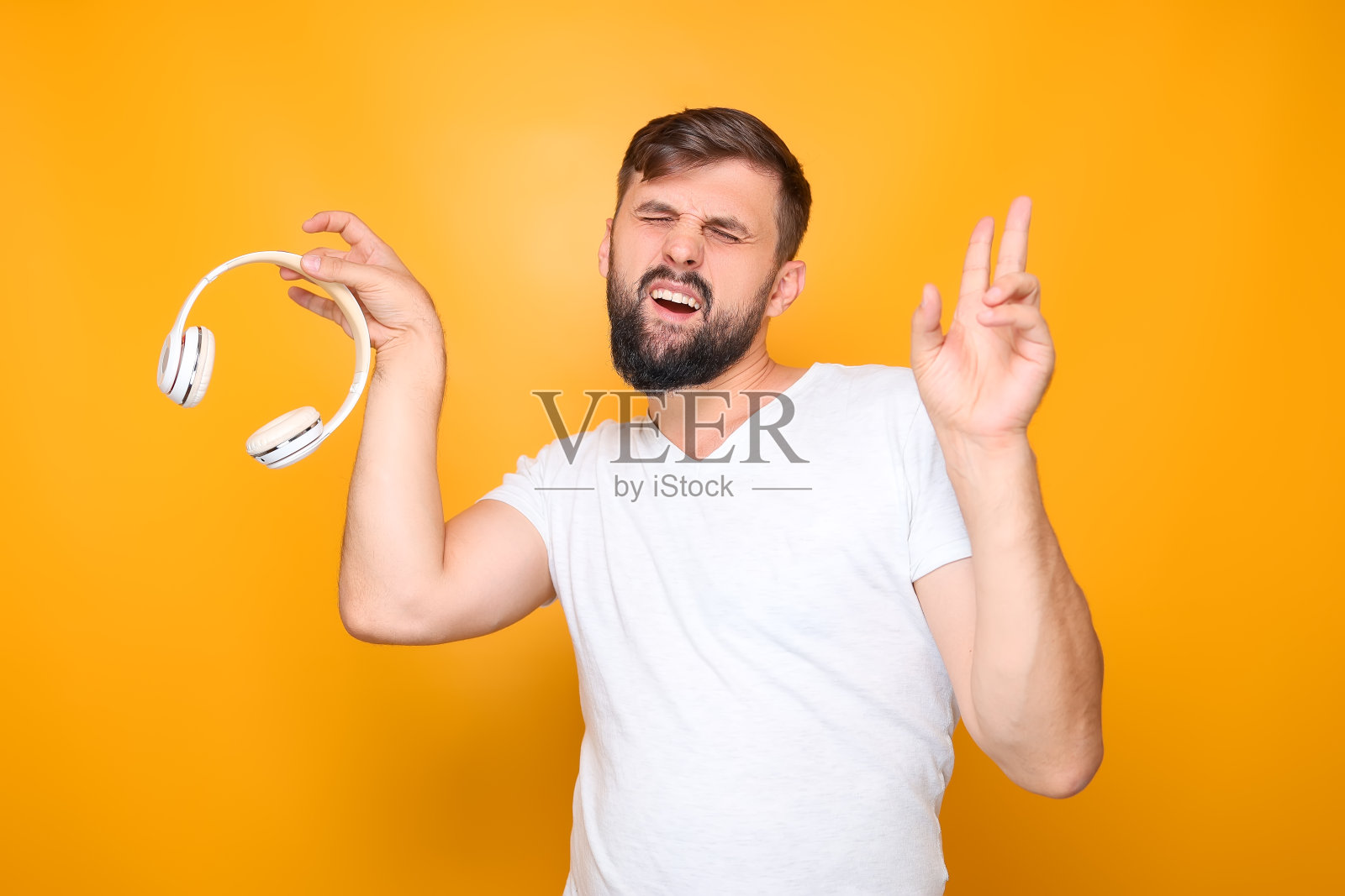 戴着音乐耳机的大胡子男人照片摄影图片