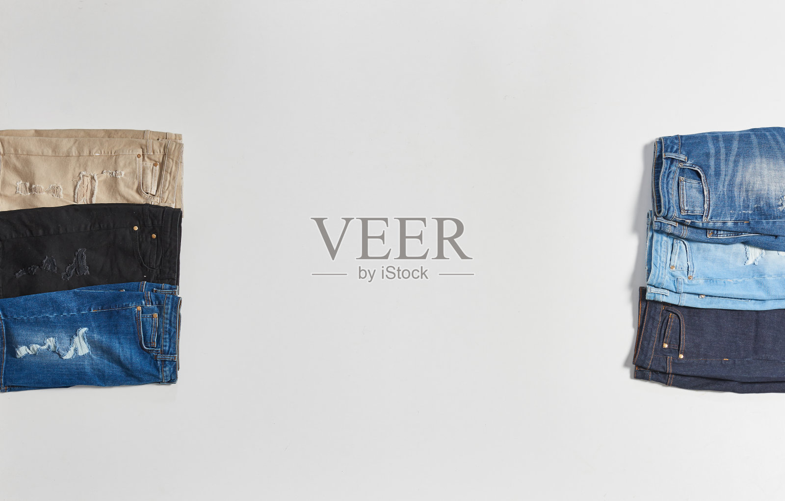 白色背景和各种颜色的牛仔裤照片摄影图片