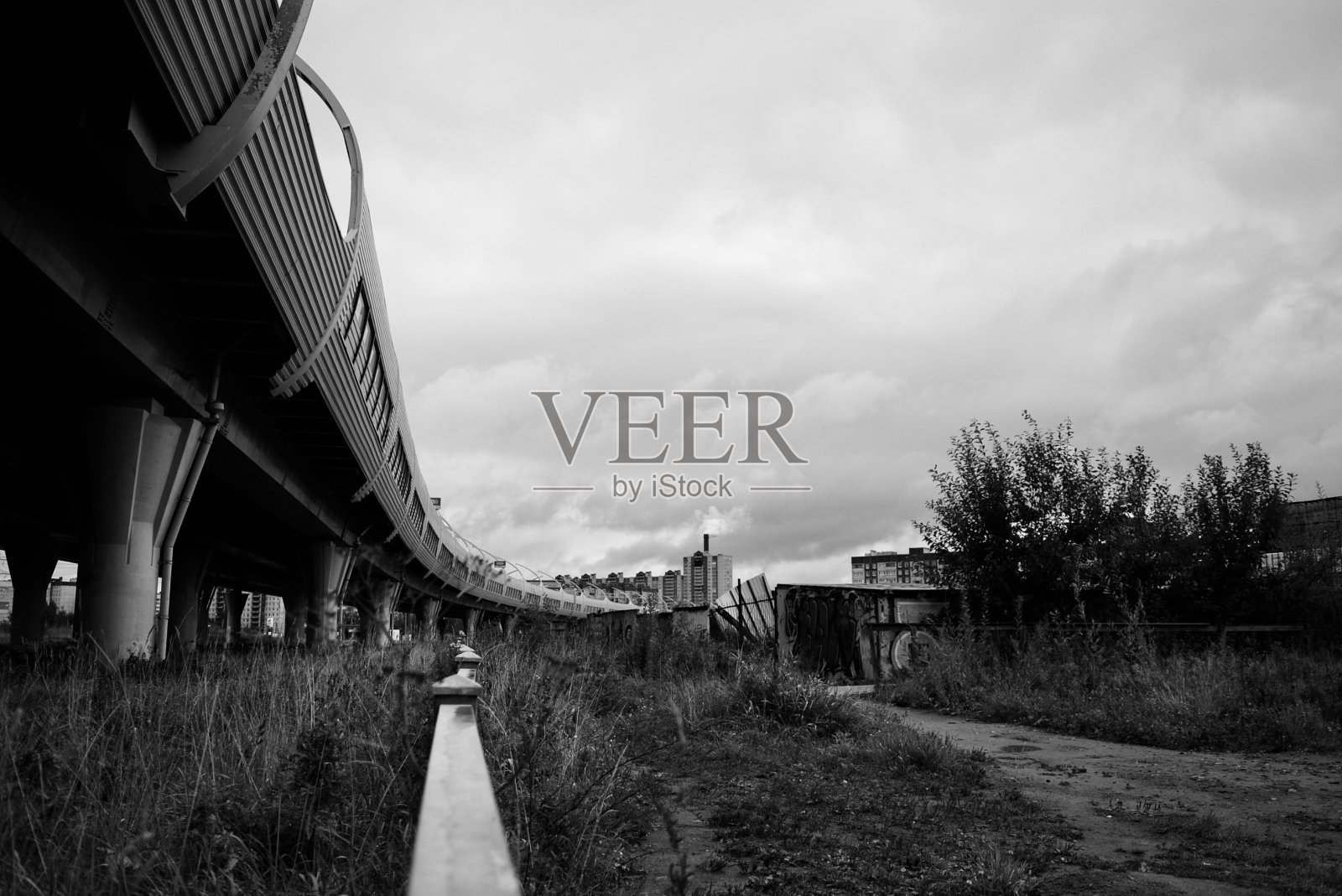 高速公路附近的工业景观照片摄影图片