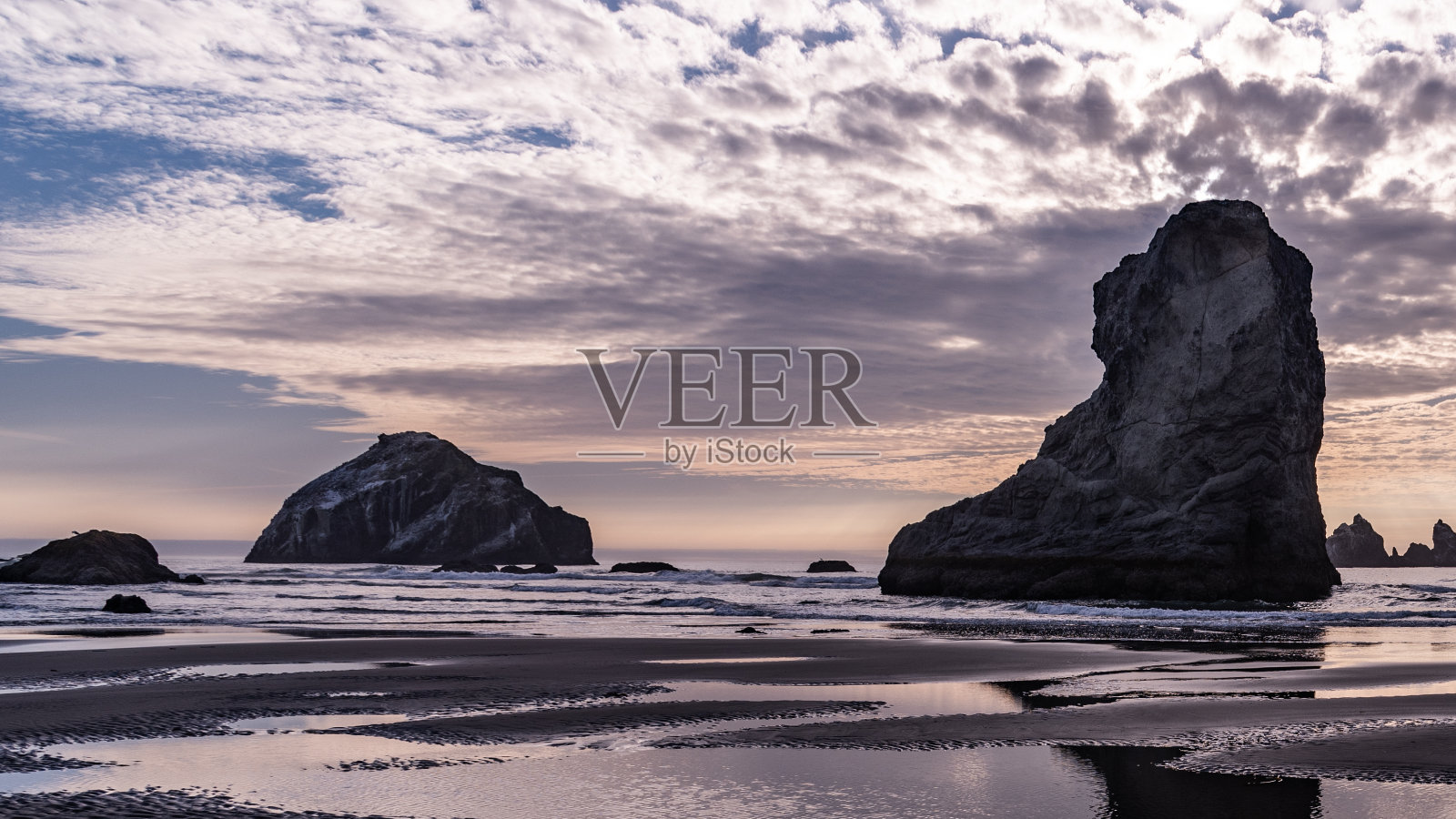 俄勒冈州海滩班登的海蚀柱照片摄影图片