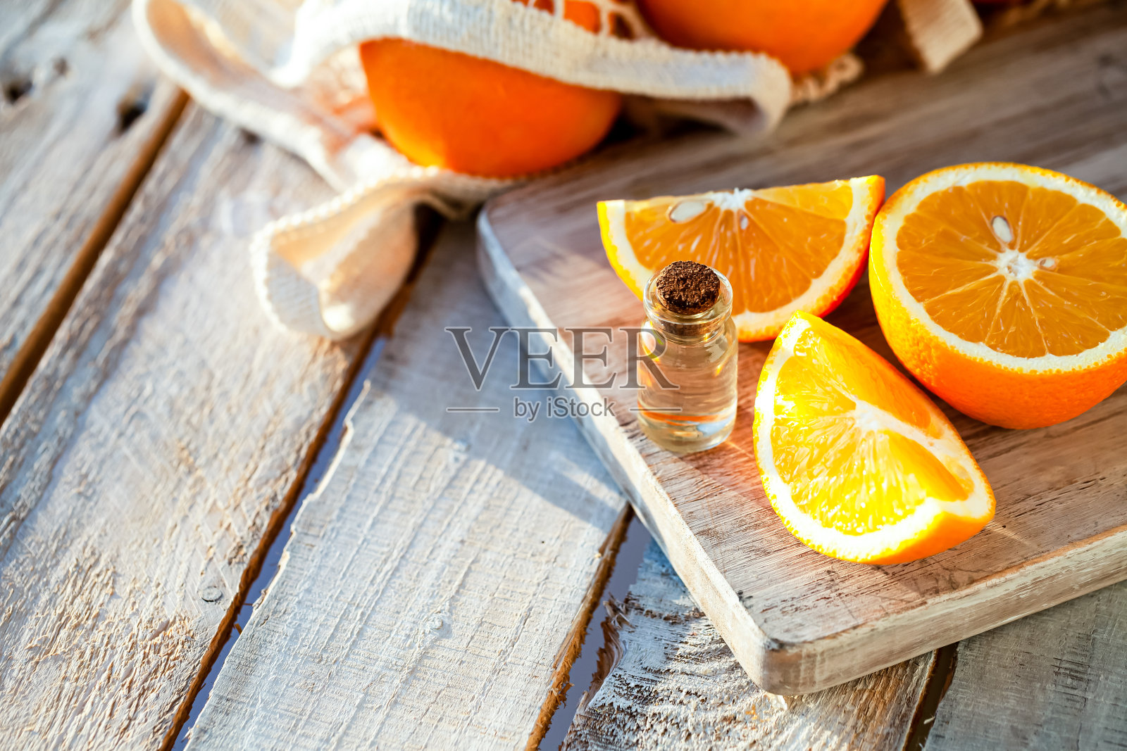 概念天然有机橙精油,用于皮肤、面部和身体的护理。保湿,芳香疗法,排毒治疗,抗压力。白色木制背景,文本复制空间,关闭照片摄影图片