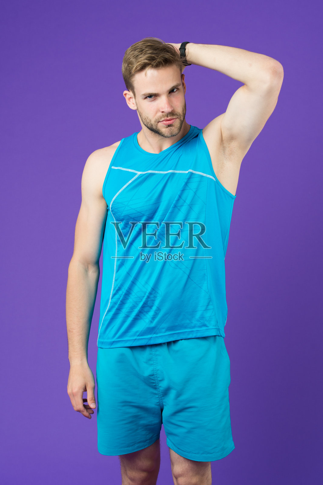 运动员在训练后能感受到宜人的香气。检查腋下干燥的皮肤。防止或减少出汗。选择合适的止汗剂或除臭剂进行训练。男人满足了他的止汗剂照片摄影图片