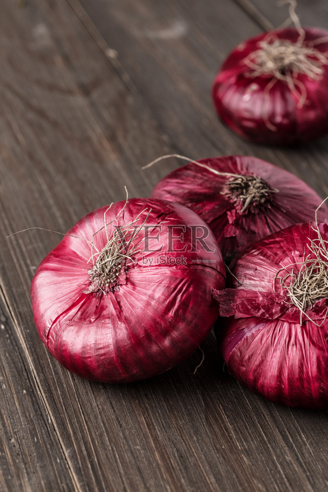 红洋葱在粗糙的木头上照片摄影图片