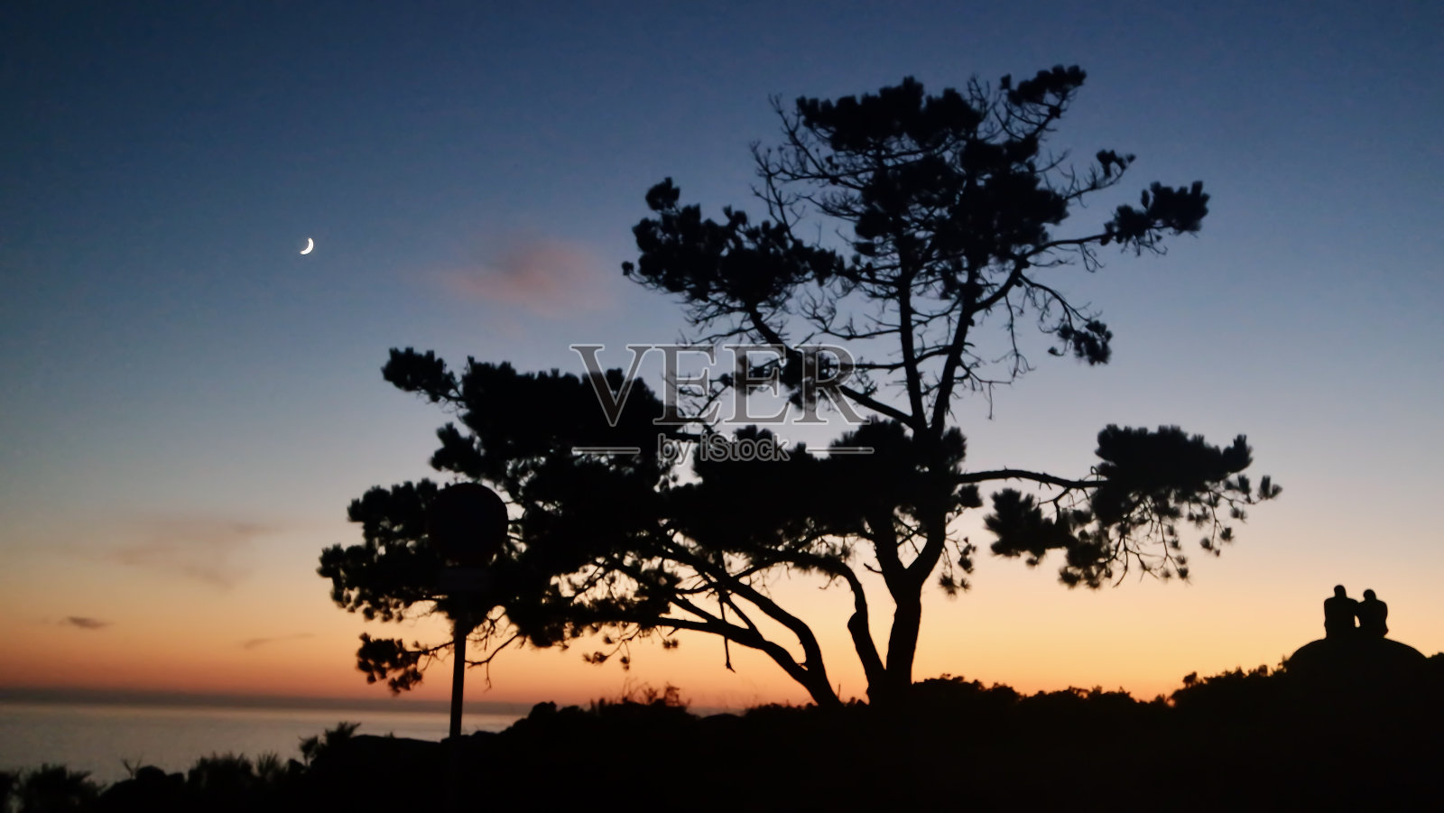 一对夫妇在菲尼斯特雷角欣赏日落照片摄影图片